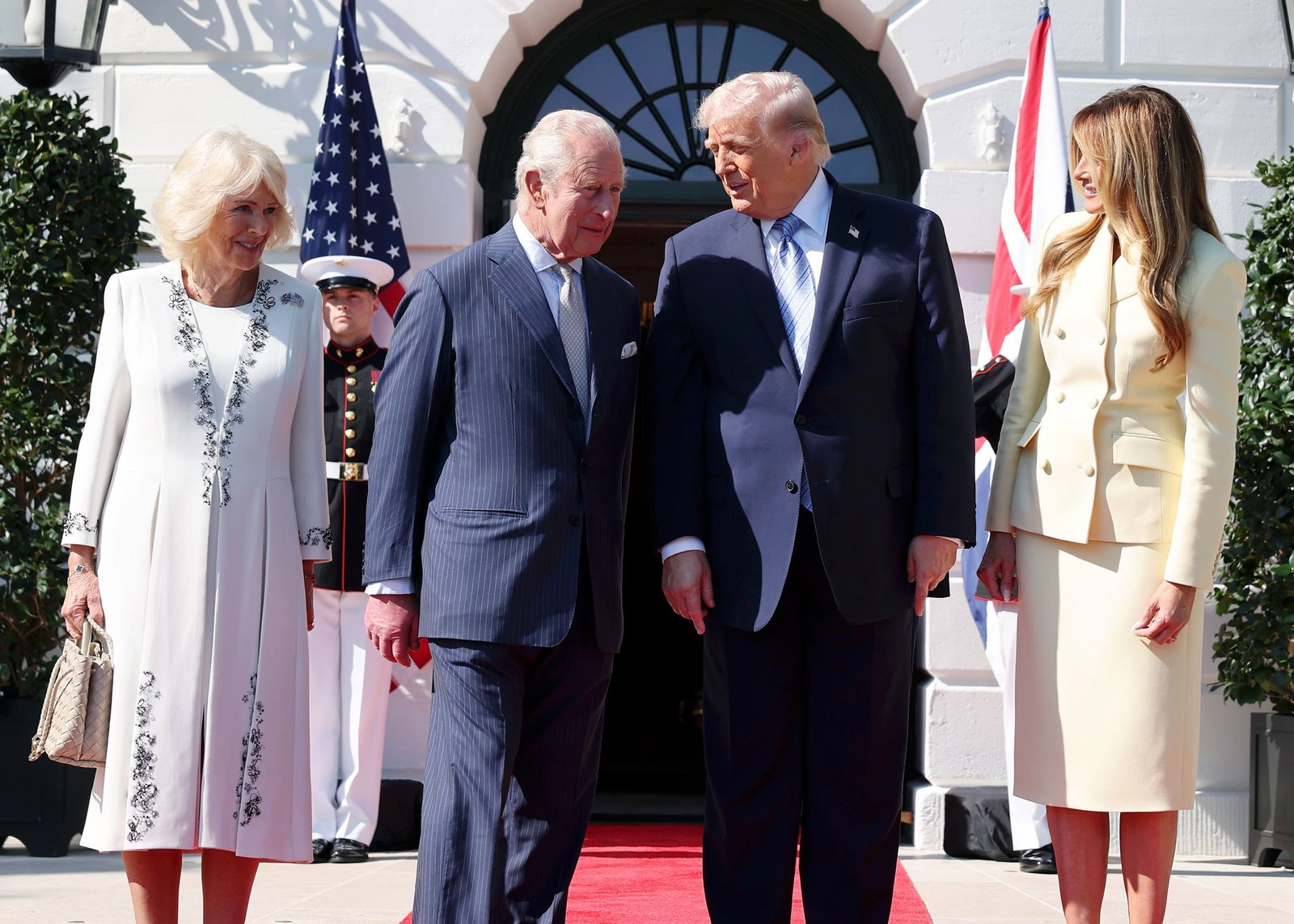 Trump und Charles tauschen sich aus.