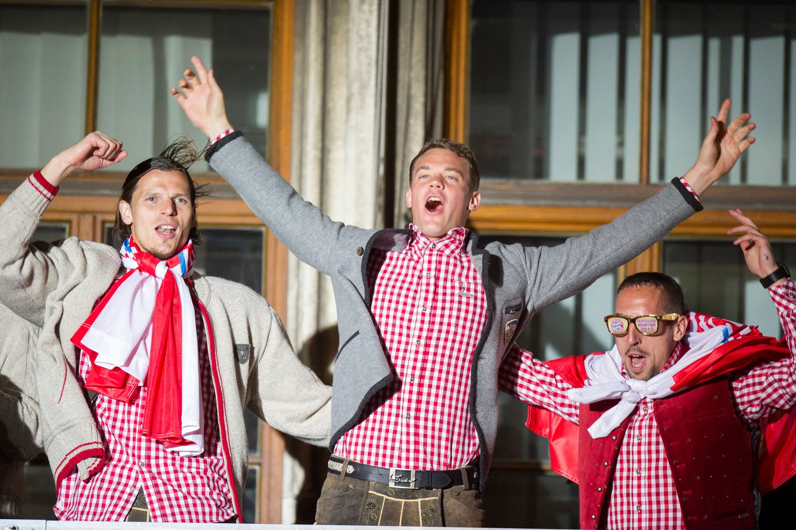 Manuel Neuer feiert im Triple-Jahr 2013 seine erste Meisterschaft mit dem FC Bayern. (Archivbild)