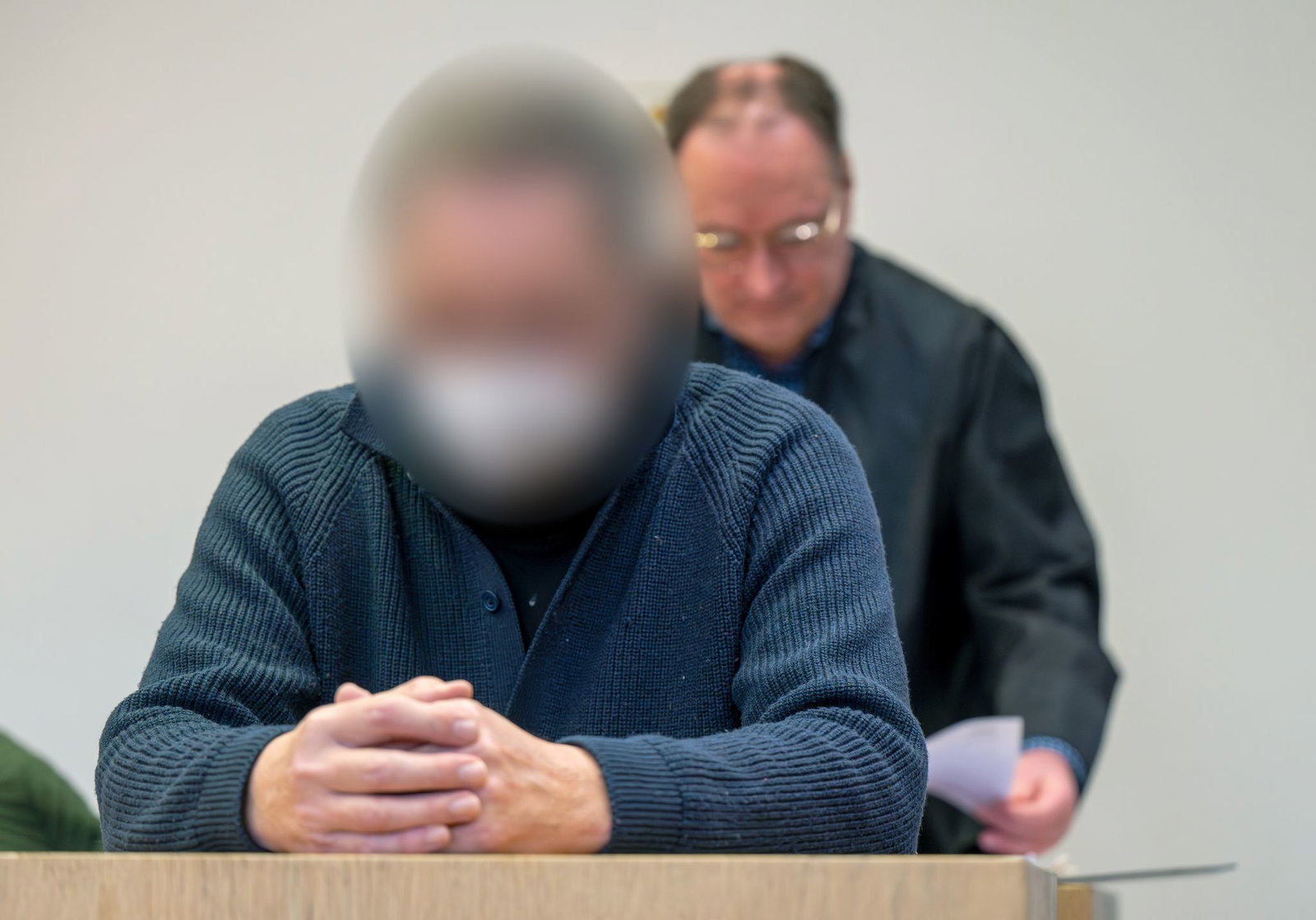 Der Angeklagte, der sein Gesicht mit einer Maske verdeckte, hat die Taten gestanden.