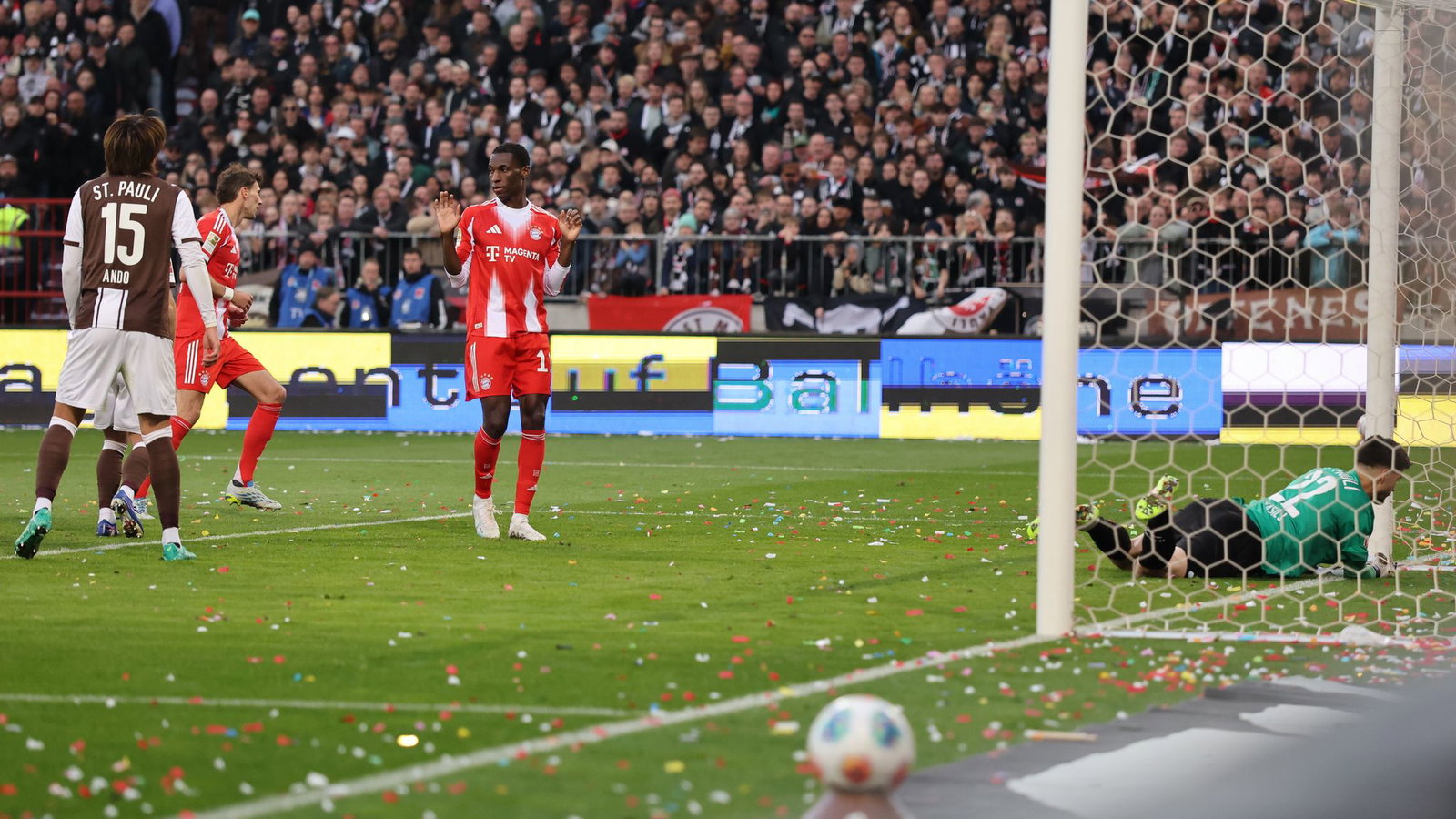 Das Rekordtor: Leon Goretzka (2.v.l.) schießt den 102. Bayern-Treffer in dieser Saison. 