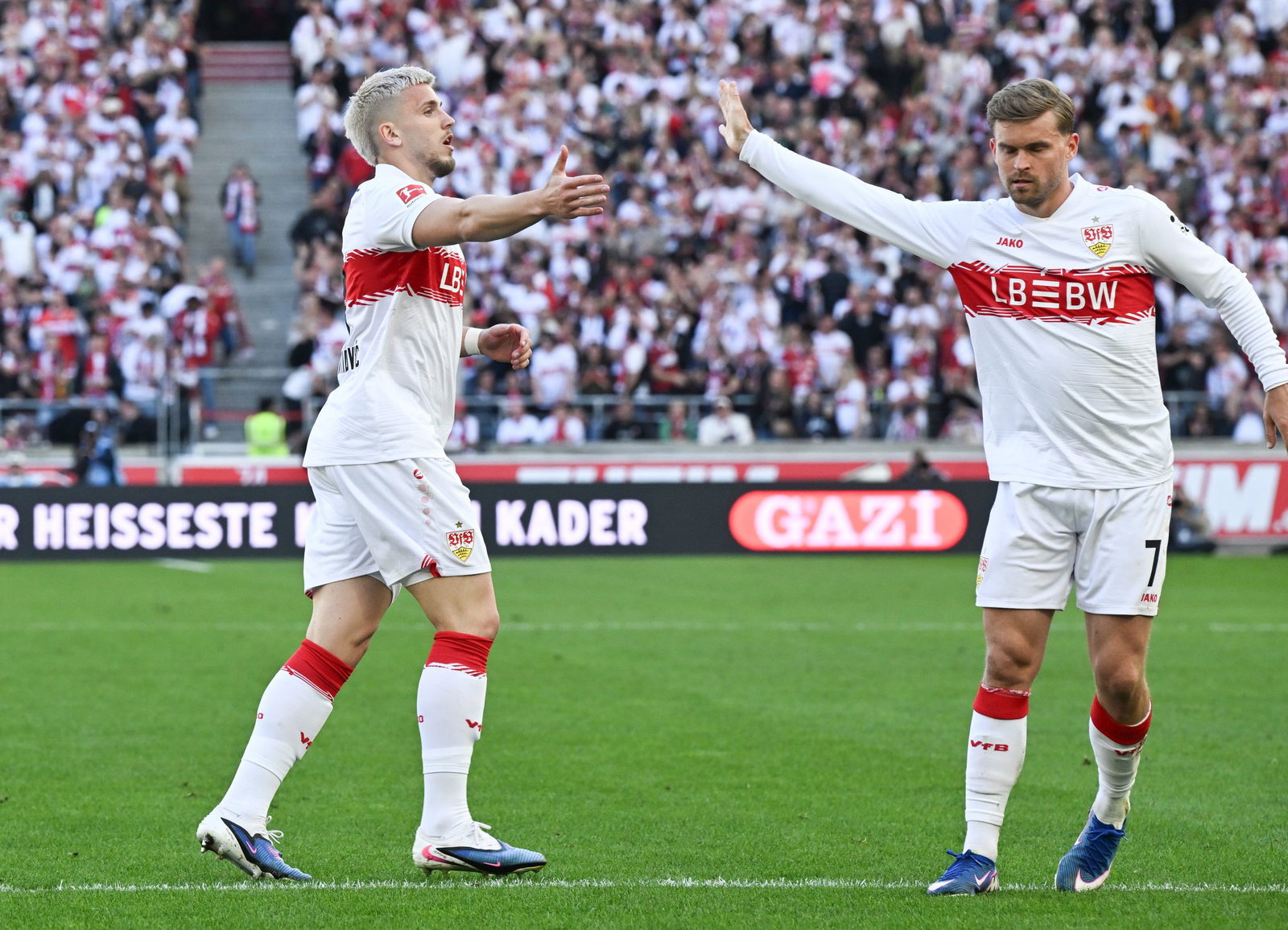 Abklatschen für den Ausgleich - Ermedin Demirovic (l) holt sich die Gratulation von Maximilian Mittelstädt (r) ab. 