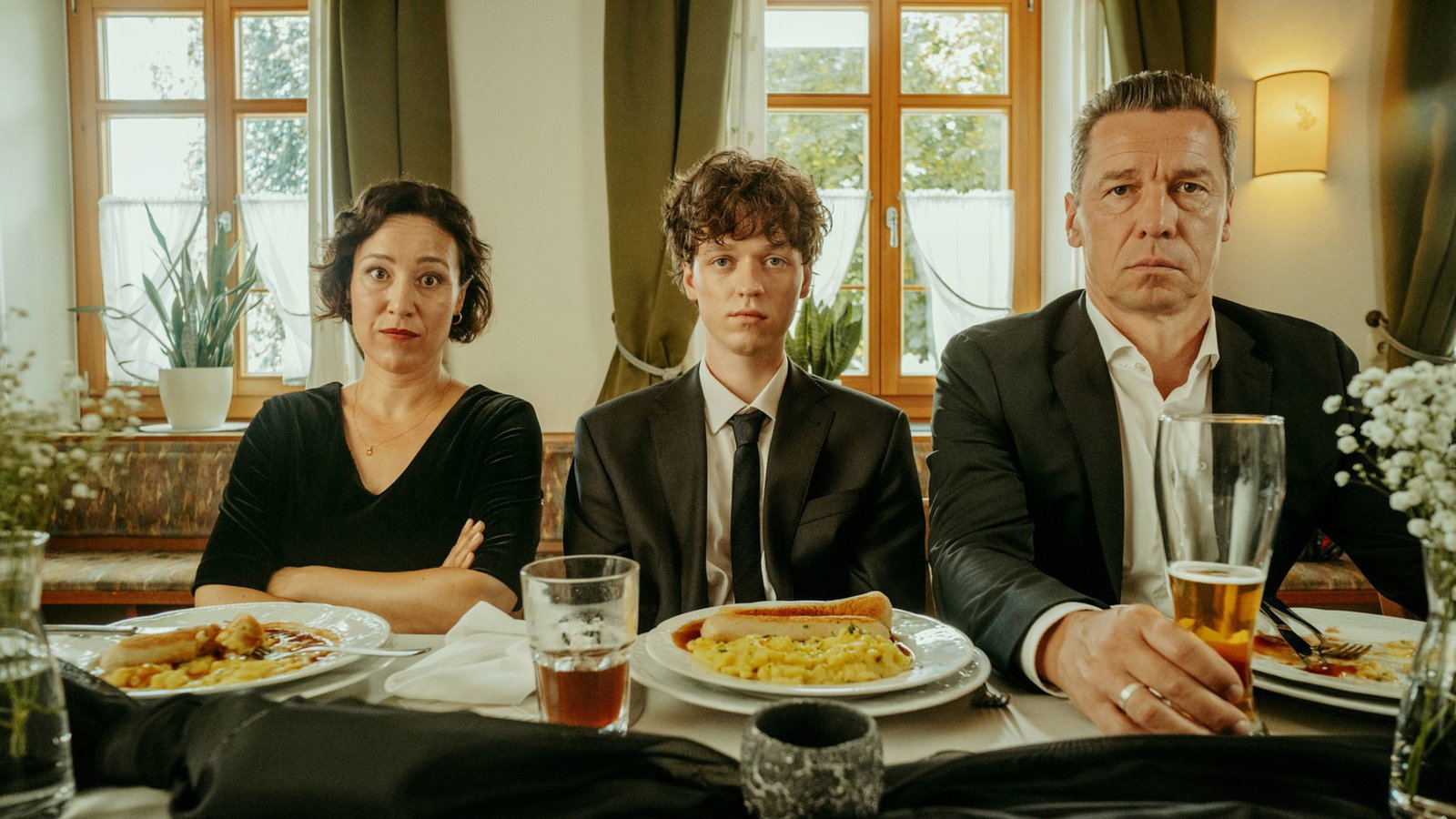 Sabine (Bärbel Stolz, l), Rainer (Bernd Gnann, r) und Carlo (Jeremias Meyer, M) bei einem Beerdigungsessen in der Folge "Tschappel - Am Tag, als Carlo Brenner starb". Carlo (Jeremias Meyer) gefällt es gar nicht, dass er bei einen Eltern sitzen muss. 