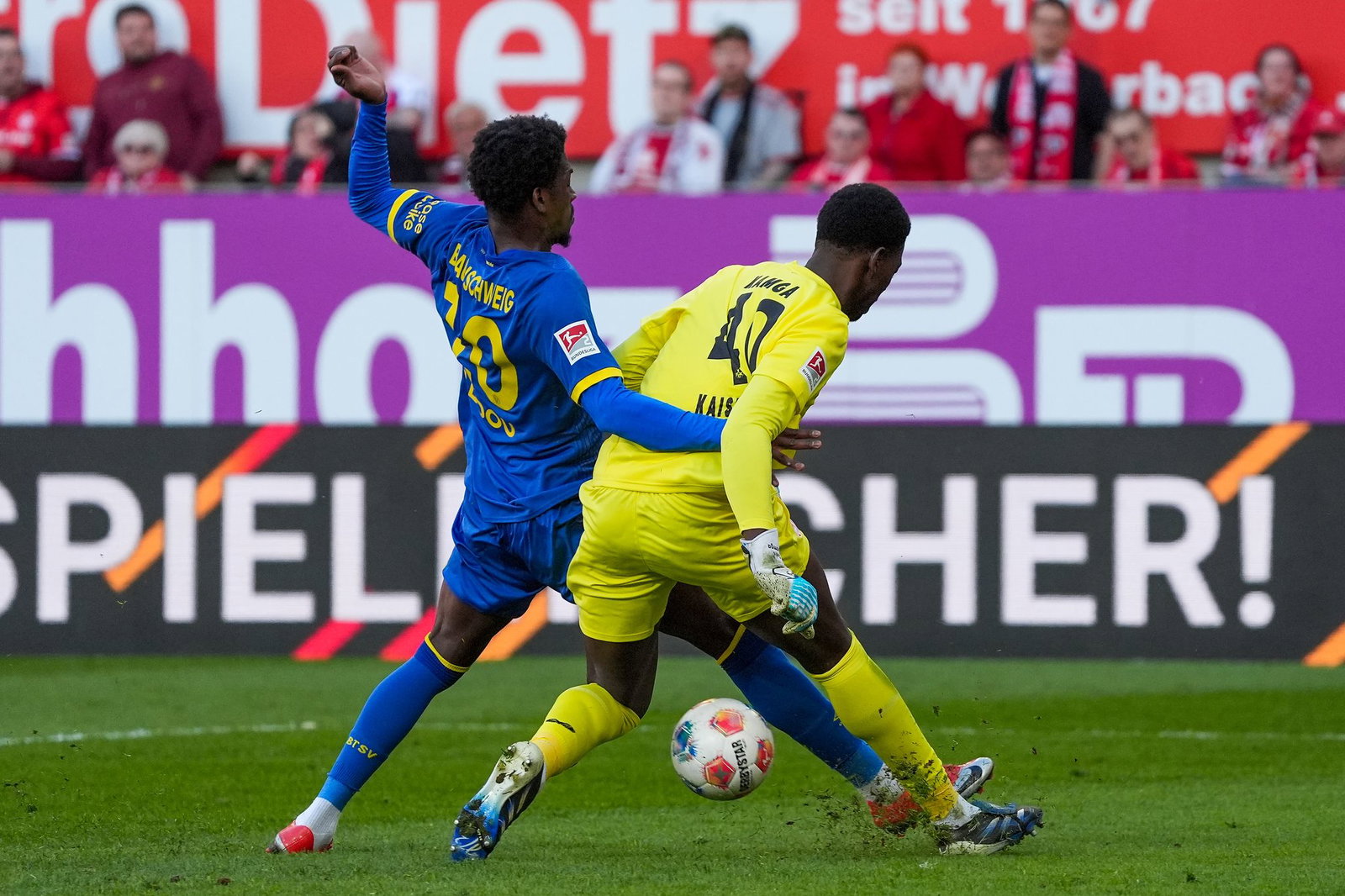 Braunschweigs Faride Alidou nimmt Kaiserslauterns Torwart Enis Kamga den Ball ab.