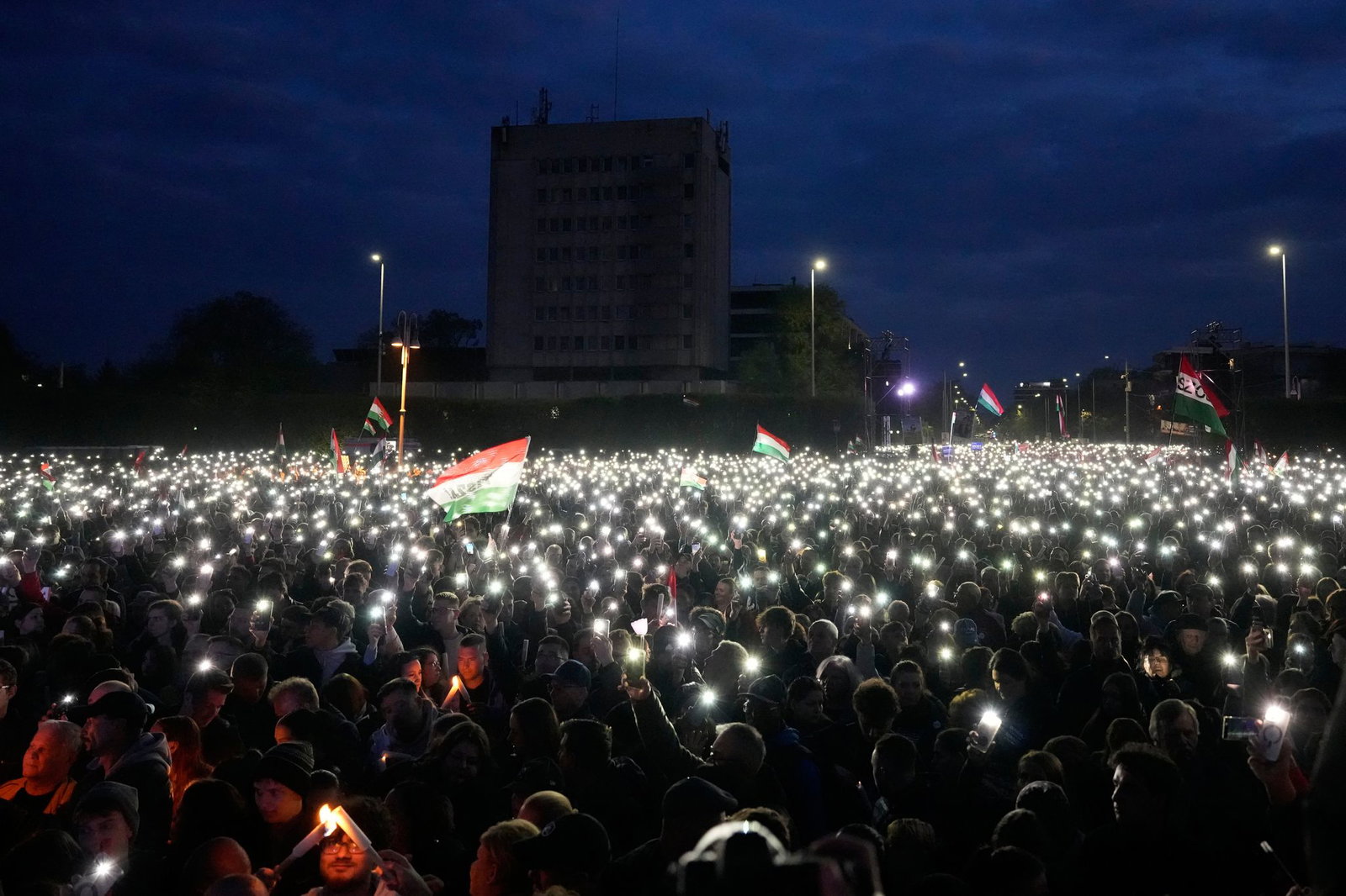 In der ostungarischen Stadt Debrecen strömten mehr als 10.000 Menschen zur letzten Kundgebung von Peter Magyar. 