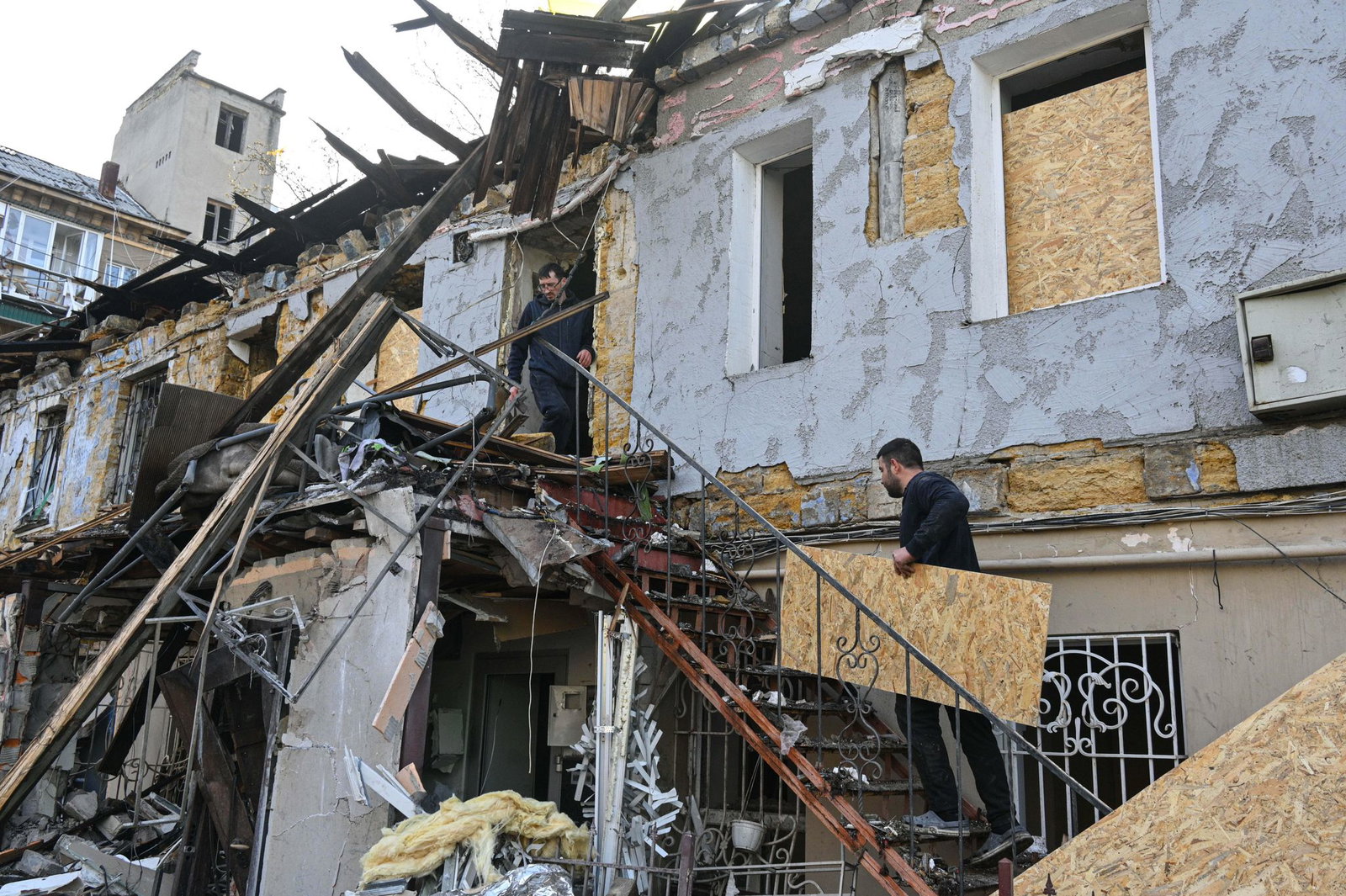 Immer wieder trifft es Wohnhäuser in Odessa - hier bei einem russischen Angriff vor wenigen Tagen. (Archivbild)