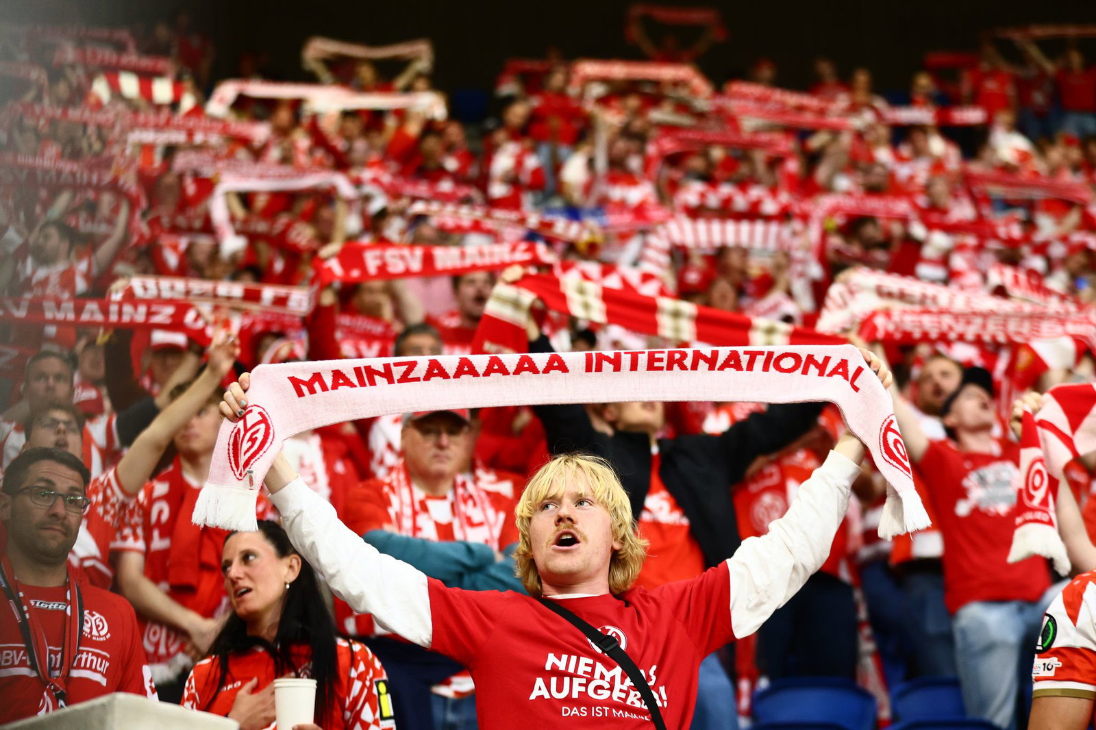 Die Mainzer Fans stehen hinter ihrem Team: Das kämpft in Gladbach um Bundesligapunkte.