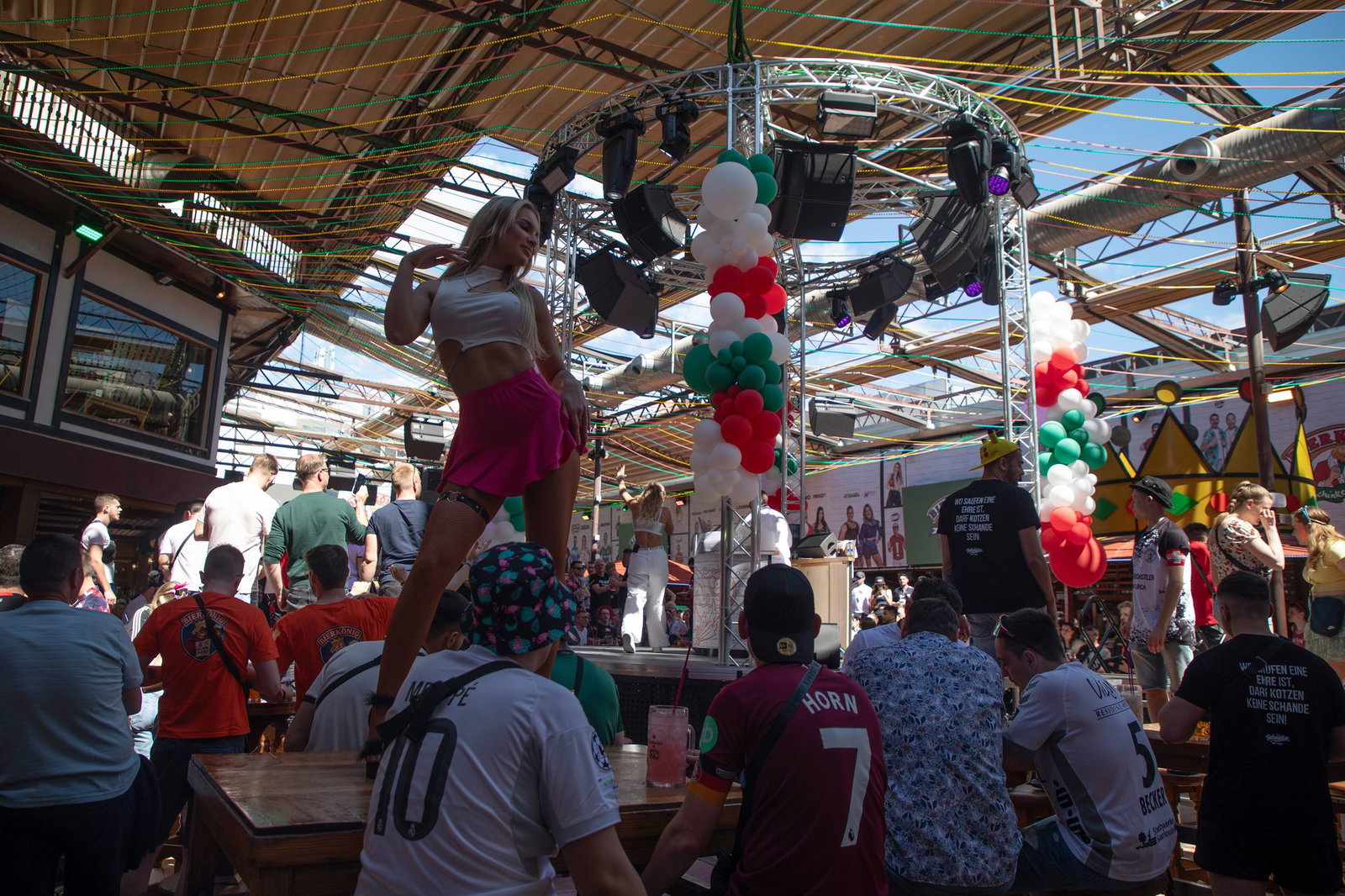 Die Party zur Eröffnung der Saison im Lokal «Bierkönig» begann schon am Nachmittag.