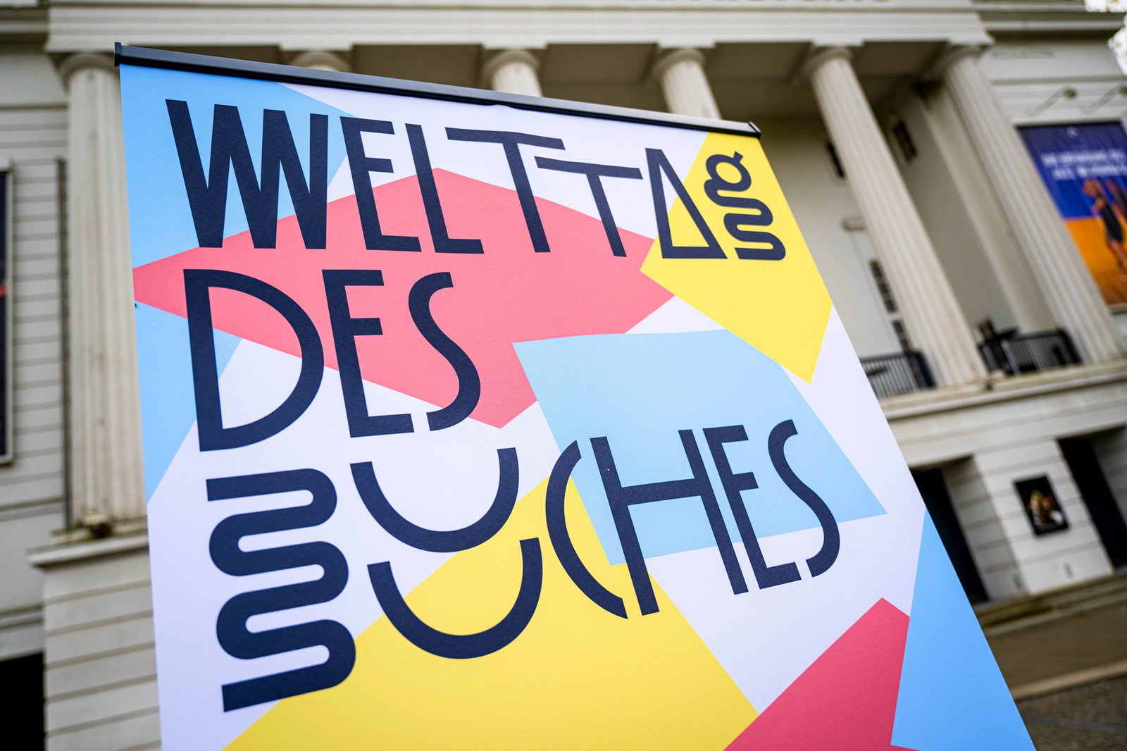 Die Stiftung Lesen verschenkt zum Welttag des Buches Bücher für Viert- und Fünfklässler. (Symbobild)