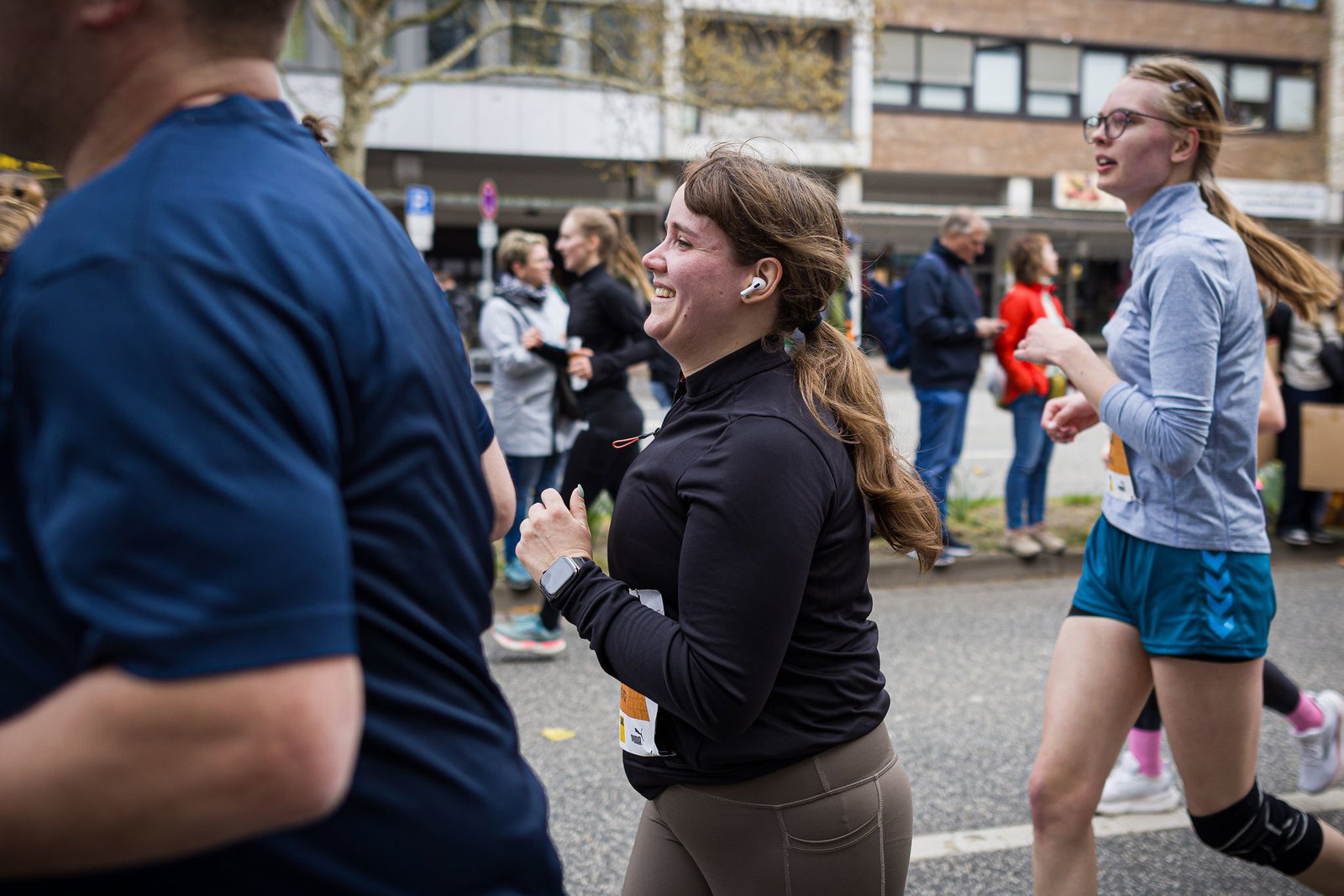 Beim Marathon in Hannover ist die Grünen-Politikerin Ricarda Lang in der Disziplin Halbmarathon gestartet. 