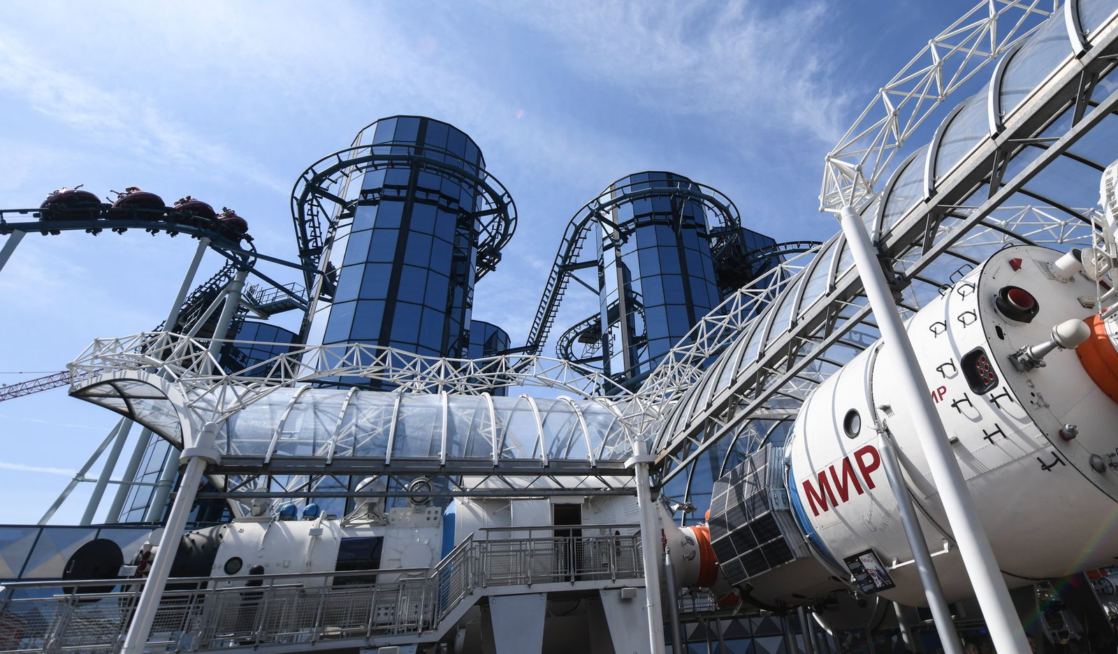Steht vor der Achterbahn: Ein Nachbau der Raumstation «Mir», nach dem das Fahrgeschäft benannt ist.