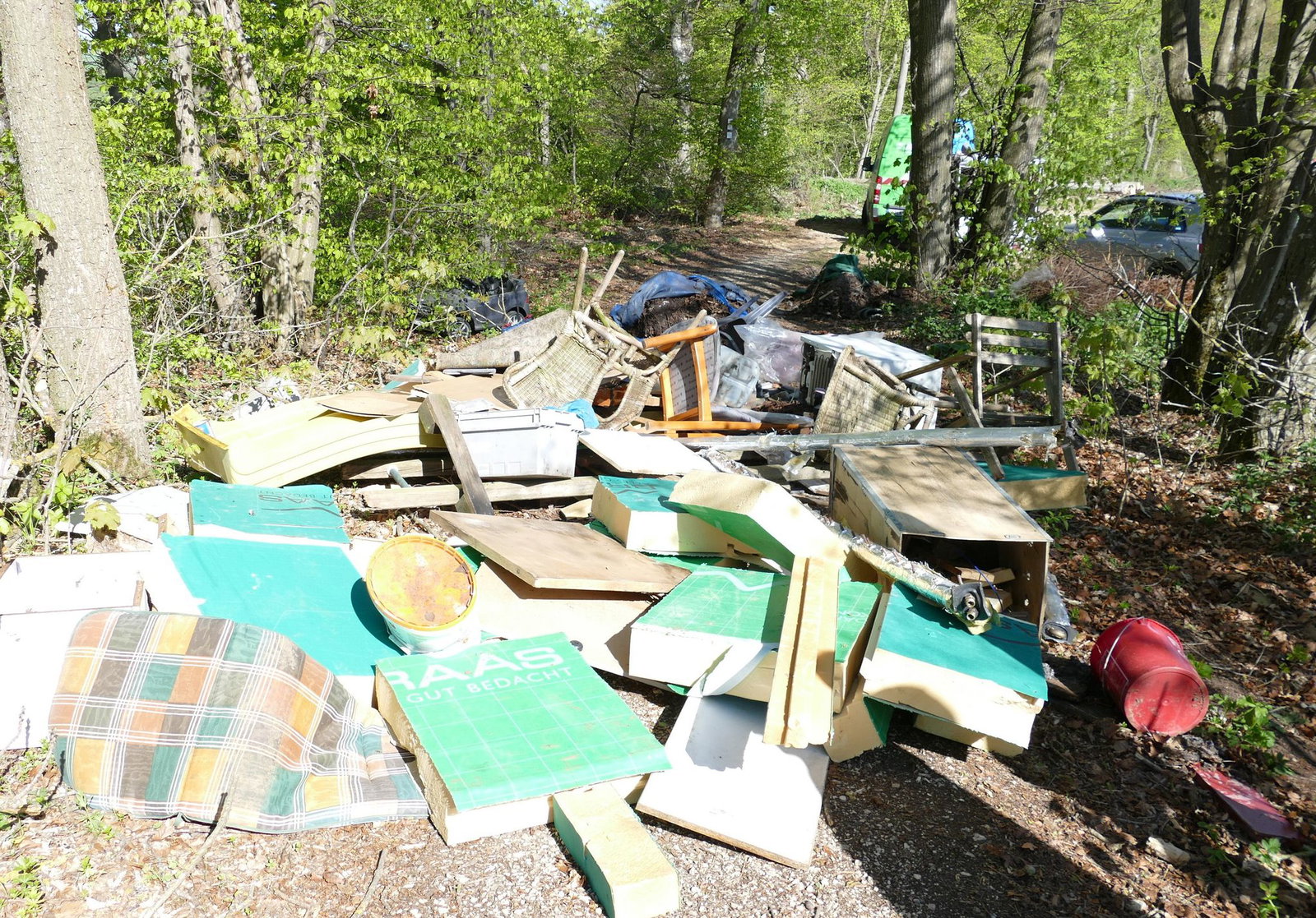 In dem Müllberg befinden sich neben sämtlichen Unrat auch Ölkanister mit Altöl.