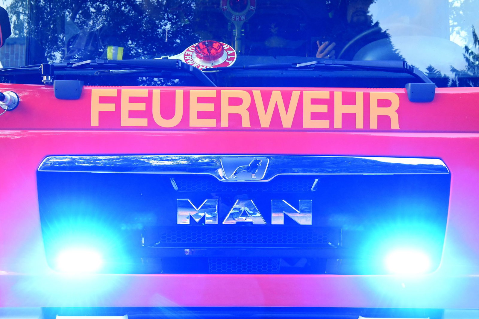 Die Feuerwehr ist mit den Löscharbeiten beschäftigt. (Symbolbild)