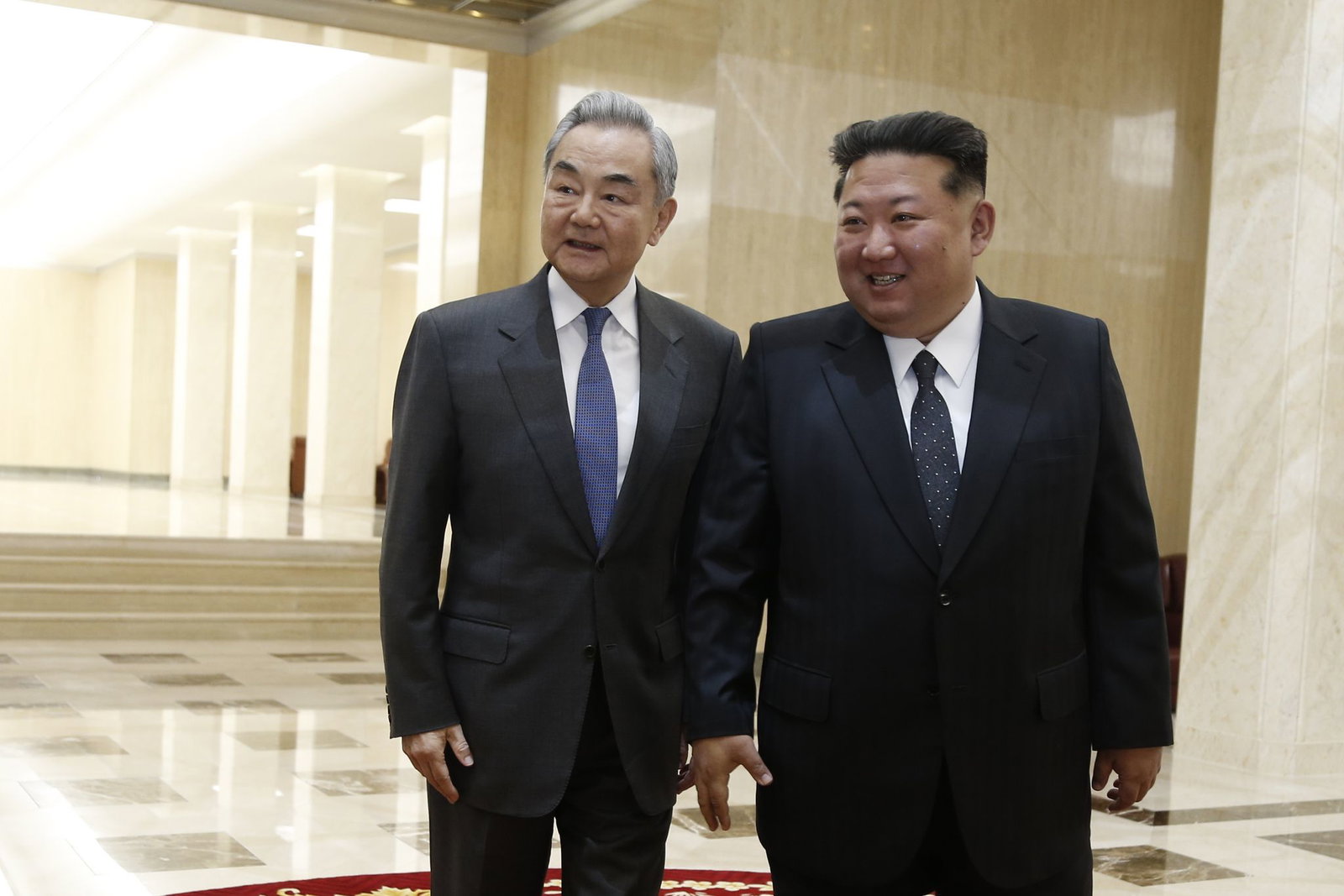 Chinas Außenminister Wang Yi (l) ist erstmals seit sechs Jahren nach Nordkorea reist - und traf dort auf Machthaber Kim Jong Un.