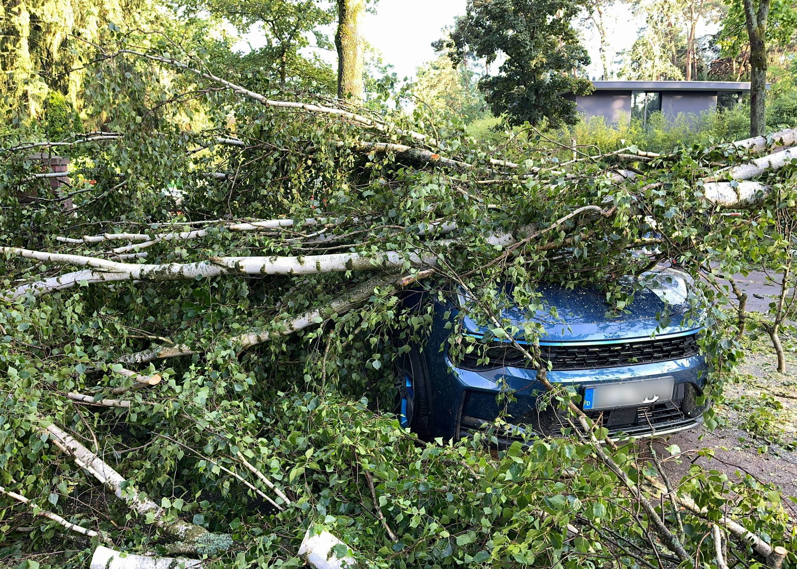 Vergangenes Jahr richteten Sturm, Hagel und Blitz in Baden-Württemberg deutlich weniger Schäden an Autos an. (Archivbild)