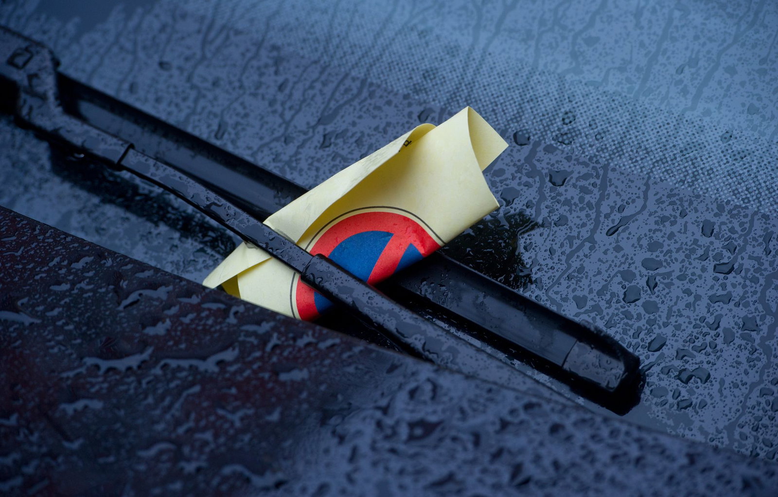 Ein Verstoß wird derzeit in der Regel mit einem Verwarnungsgeld von 15 Euro geahndet. (Symbolbild)