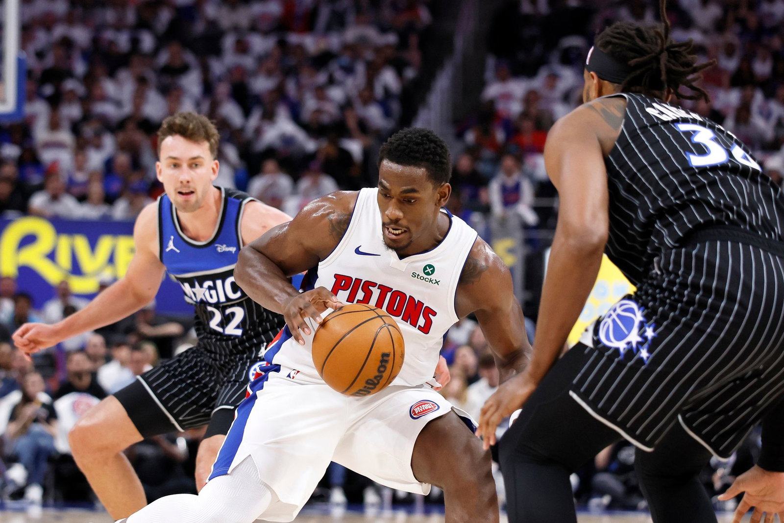 Die Orlando Magic um Franz Wagner (l) mussten den Ausgleich in der Playoff-Serie gegen Detroit hinnehmen.