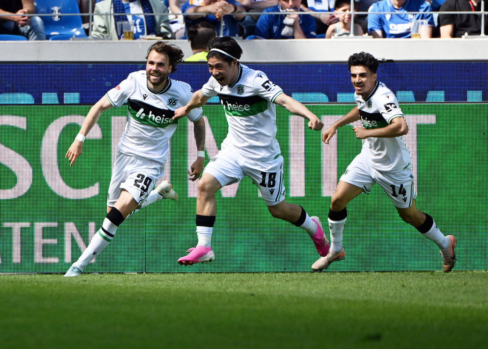 Hannover 96 jubelt in Karlsruhe.