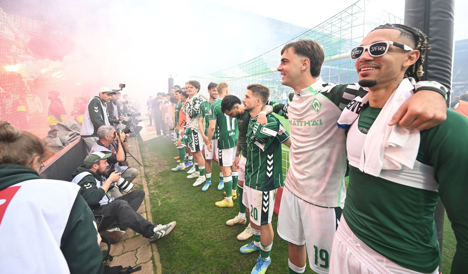 Der Derbysieg soll den Spielern von Werder Bremen neuen Schwung geben. (Archivbild)