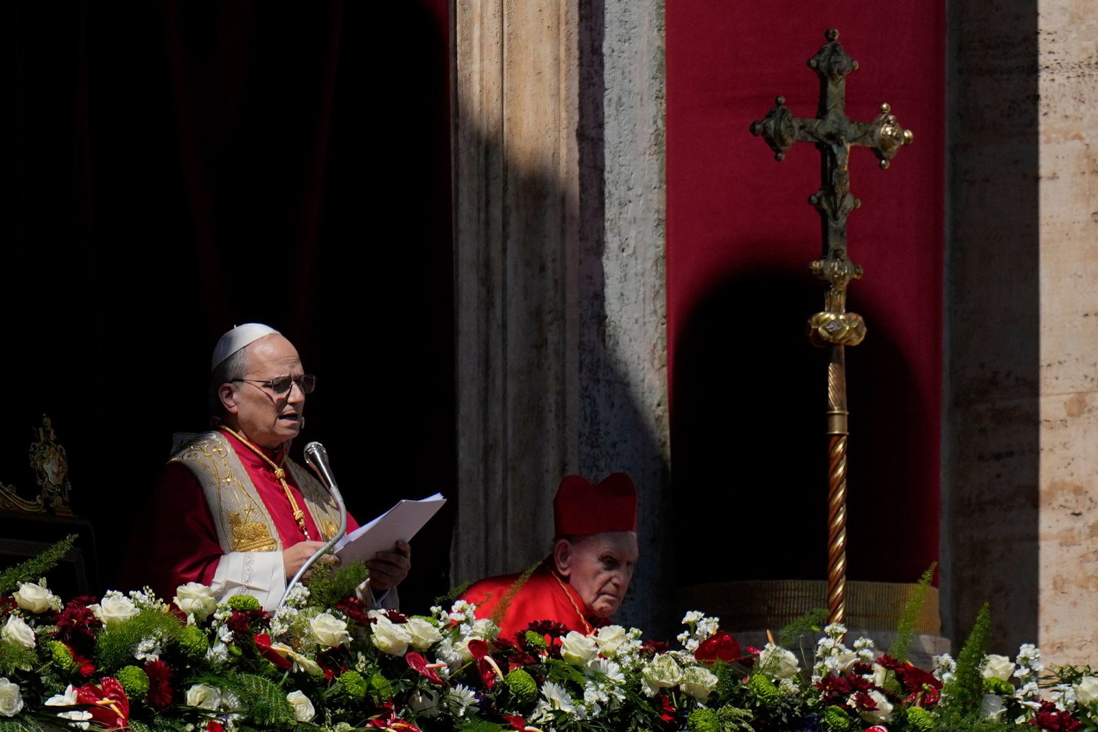 Von der zentralen Loggia des Petersdoms spendet Leo XIV. den Segen Urbi et Orbi.