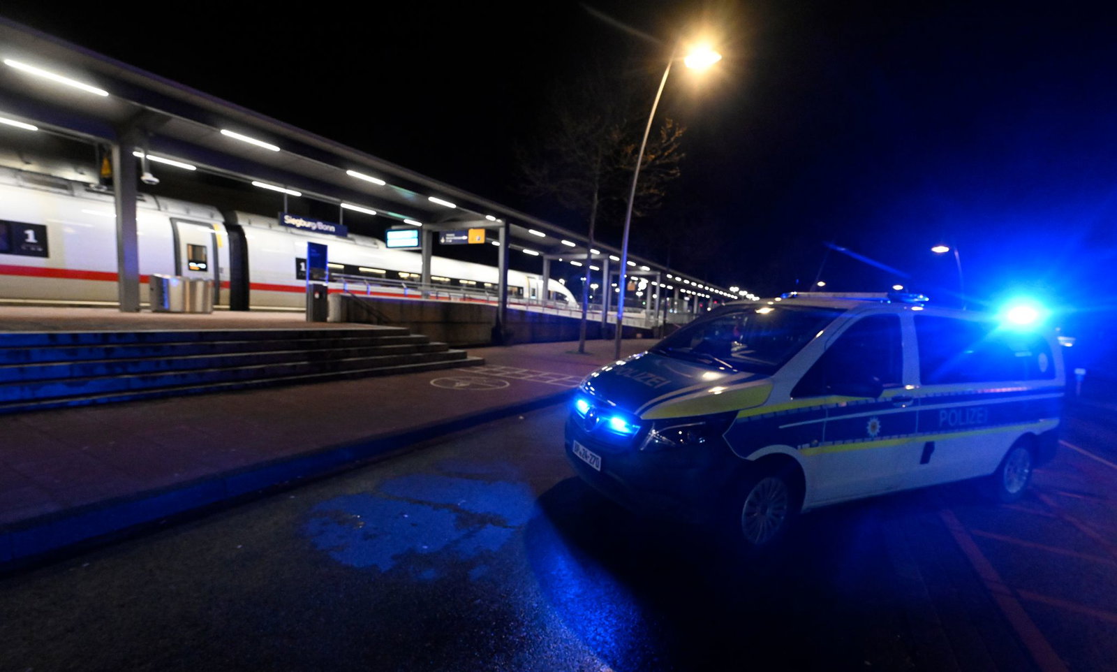 Die Ermittlungen zum Motiv des Mannes laufen.