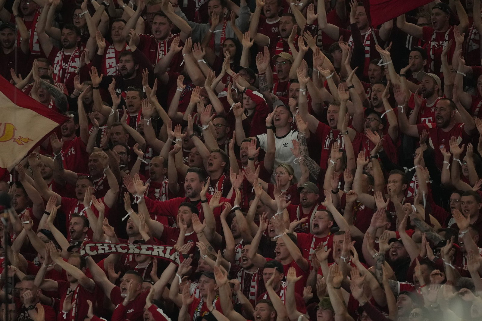 Die Bayern-Fans unterstützen und feierten ihr Team auch in Paris. Beim Rückspiel sollen sie die Allianz Arena stimmungsvoll in eine Festung verwandeln.