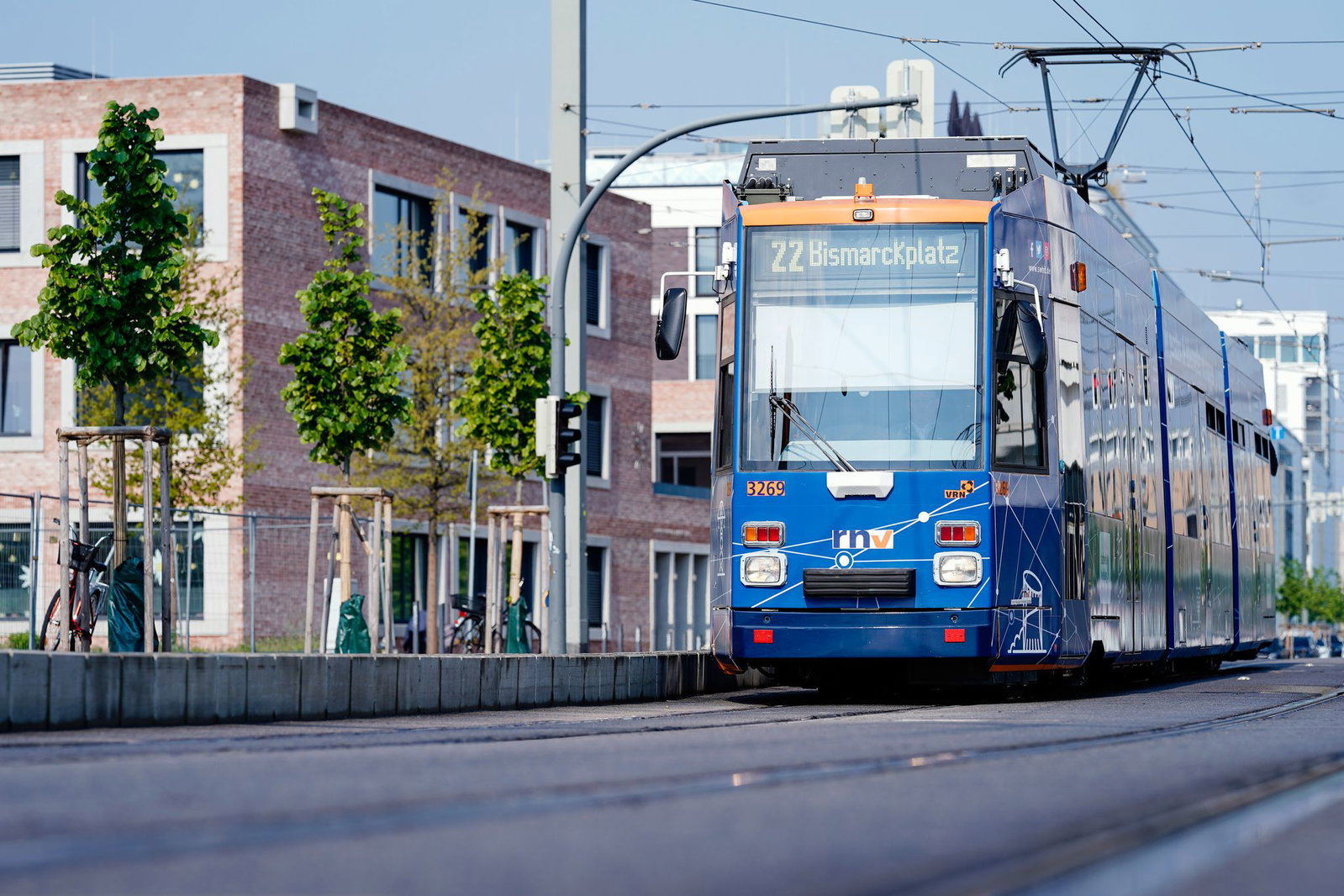 Bei einem Unfall an einer Straßenbahnhaltestelle wurde ein Mann lebensgefährlich verletzt. (Symbolbild) 