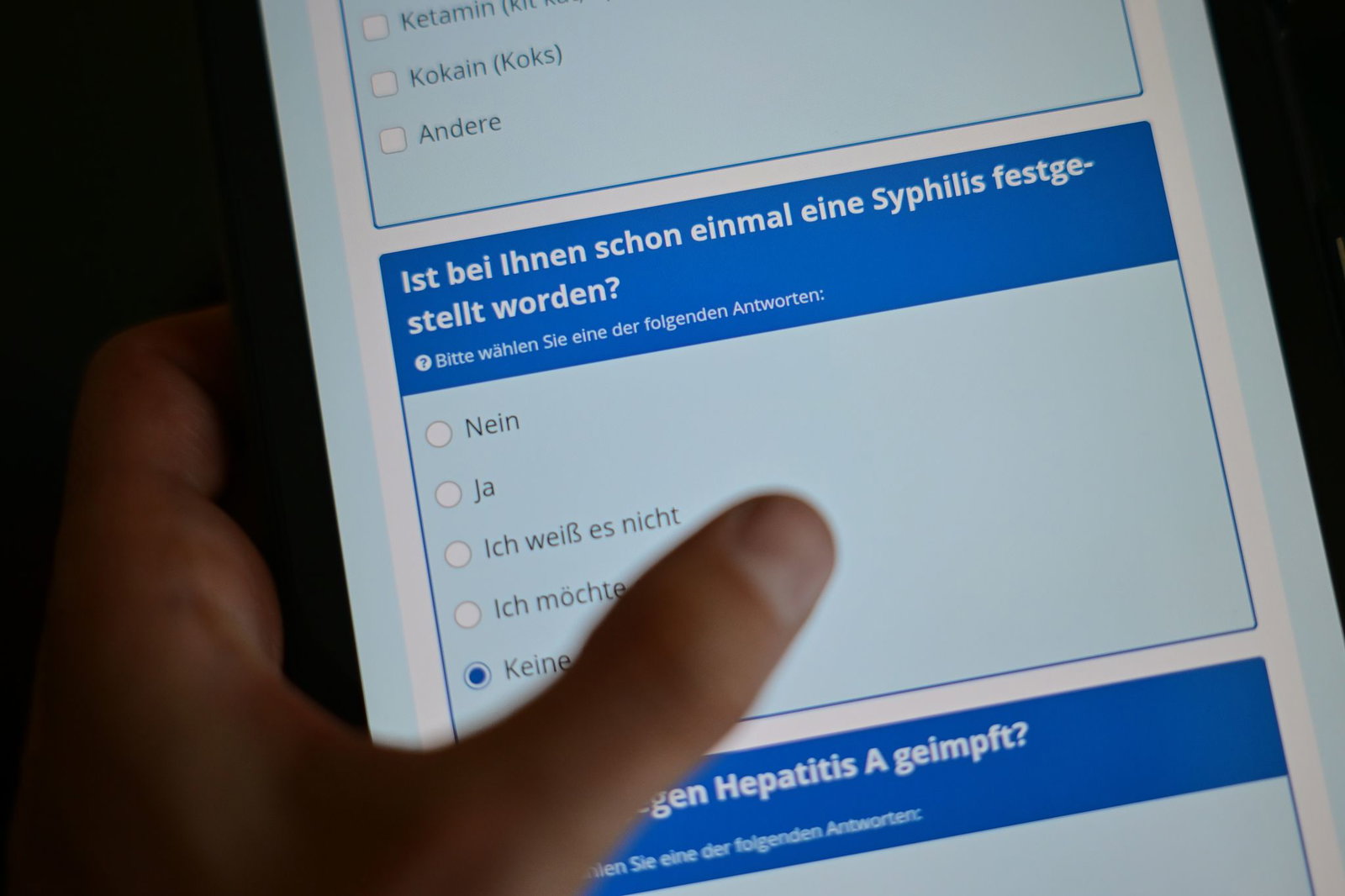 Manchmal gibt es Fragebögen zu vorherigen Tests und dem Sexualverhalten. (Archivbild)