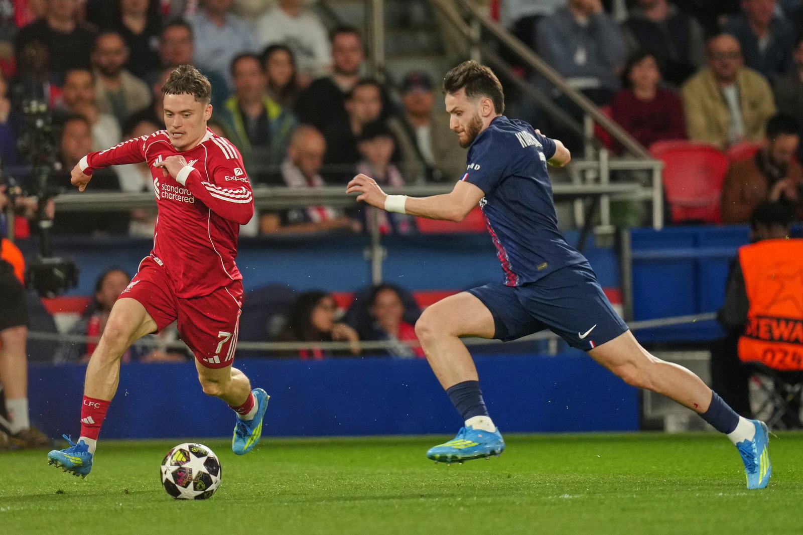 Florian Wirtz (links) und der FC Liverpool unterlagen bei Paris Saint-Germain.