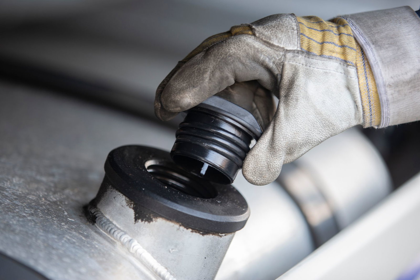 Dieseldiebe haben sich an einem Lastwagen in Reutlingen zu schaffen gemacht. (Symbolbild)