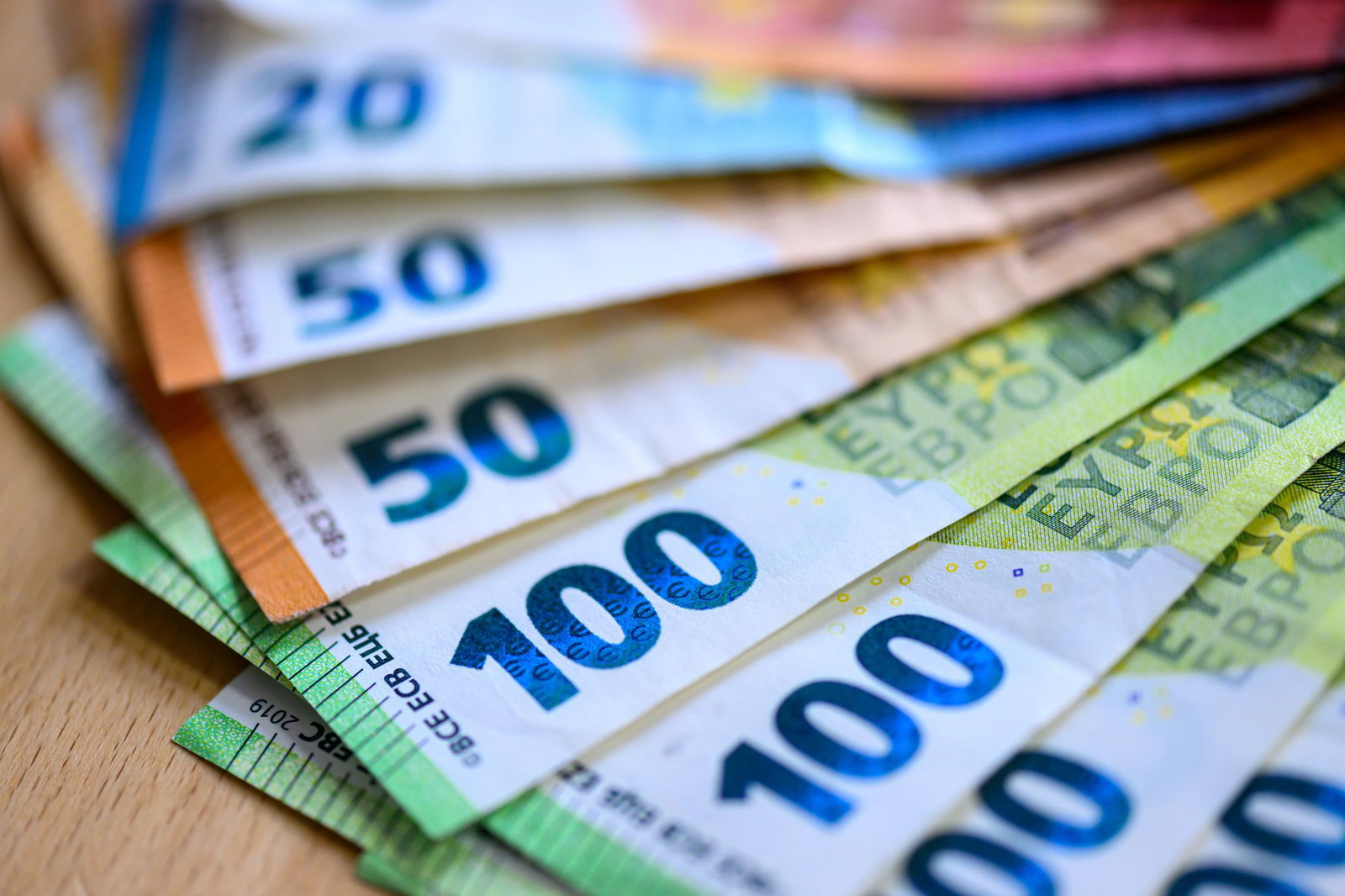 Warum der Mann so viel Geld dabeihatte, konnte die Polizei zunächst nicht sagen. (Symbolbild)