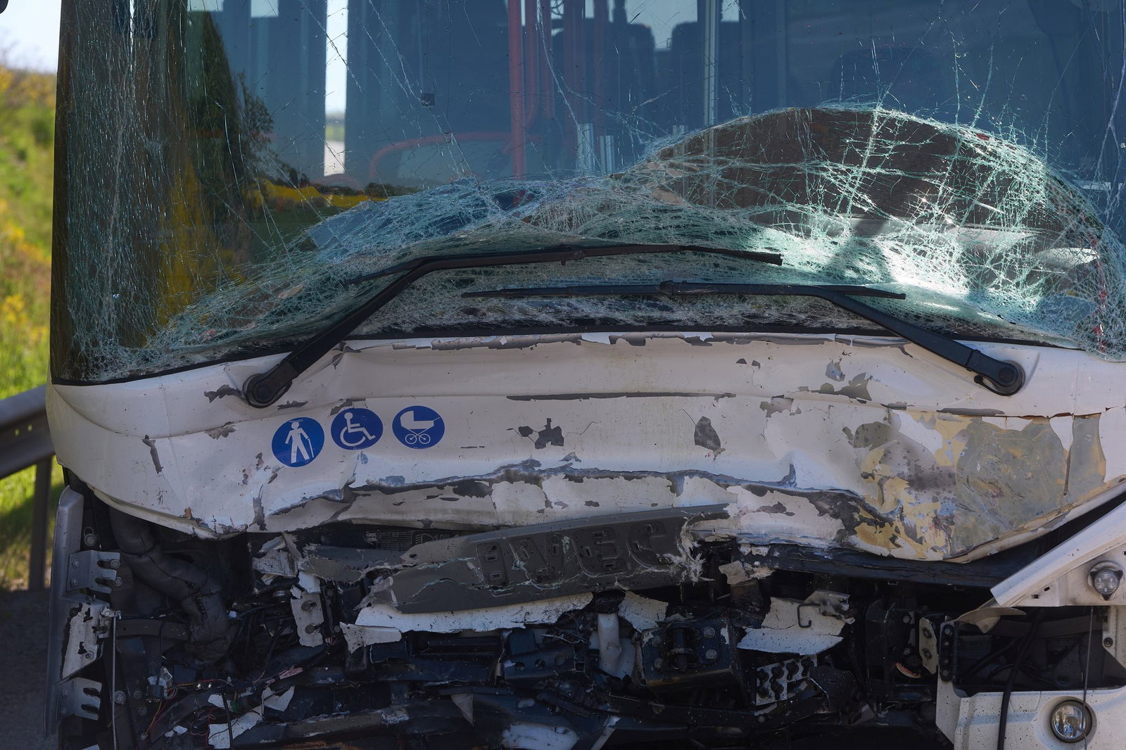 Der Unfall ereignete sich auf der Bundesstraße 327 zwischen Gödenroth und Kastellaun im Rhein-Hunsrück-Kreis.