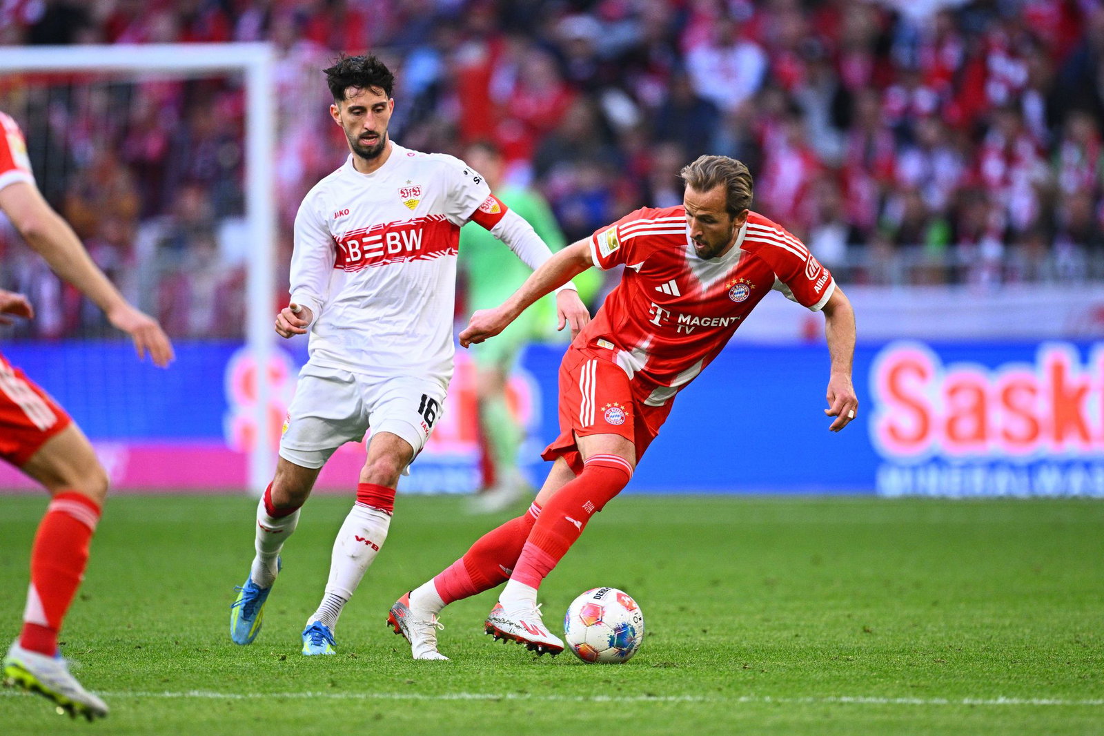 Kapitän Karazor (l) will keine schlechten Dinge aus dem Bayern-Spiel mitnehmen.