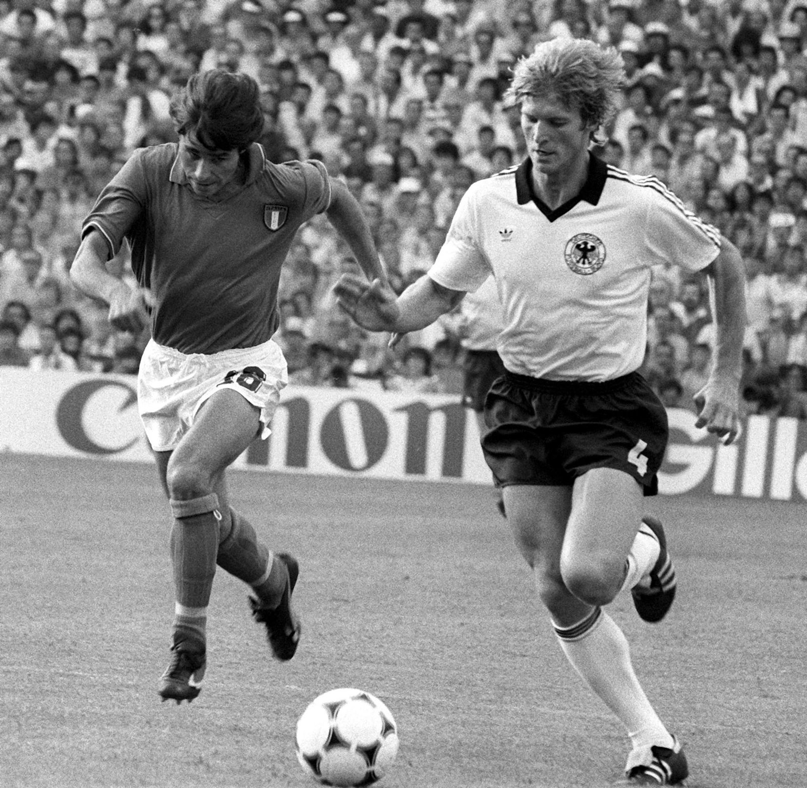 Ex-VfB-Profi Karlheinz Förster (r) 1982 mit Deutschland im WM-Finale gegen Italien. (Archivbild)