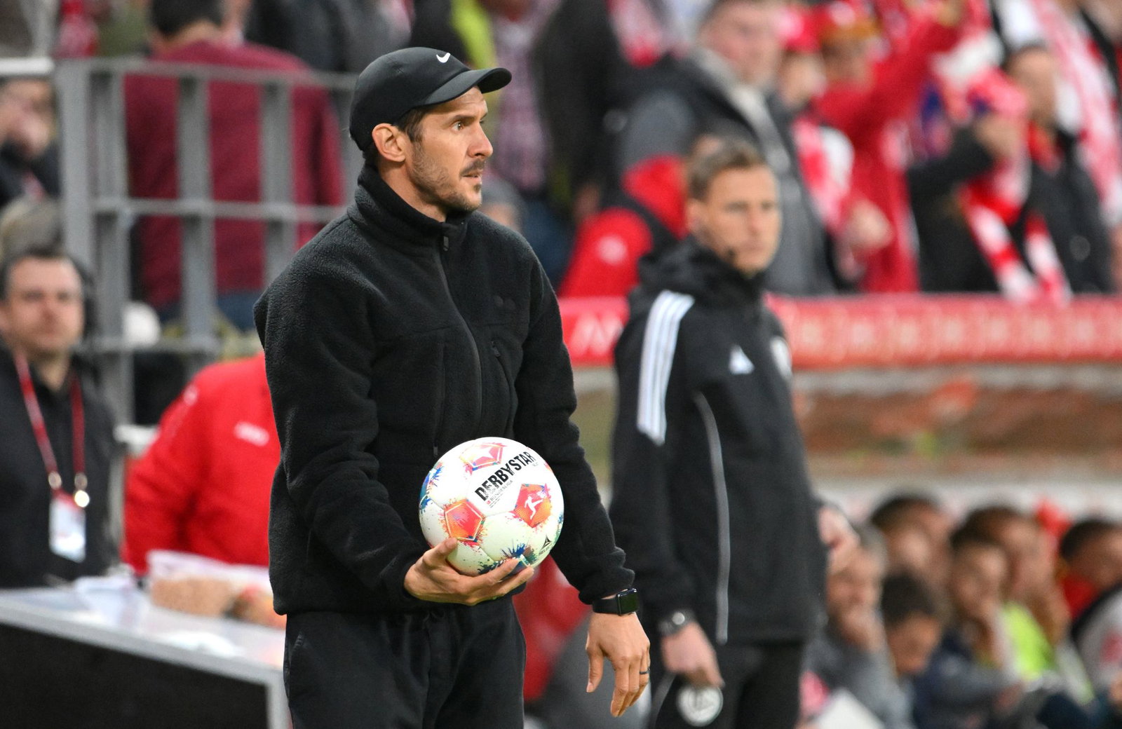 Julian Schuster peilt mit dem SC Freiburg das Weiterkommen an. (Archivbild)