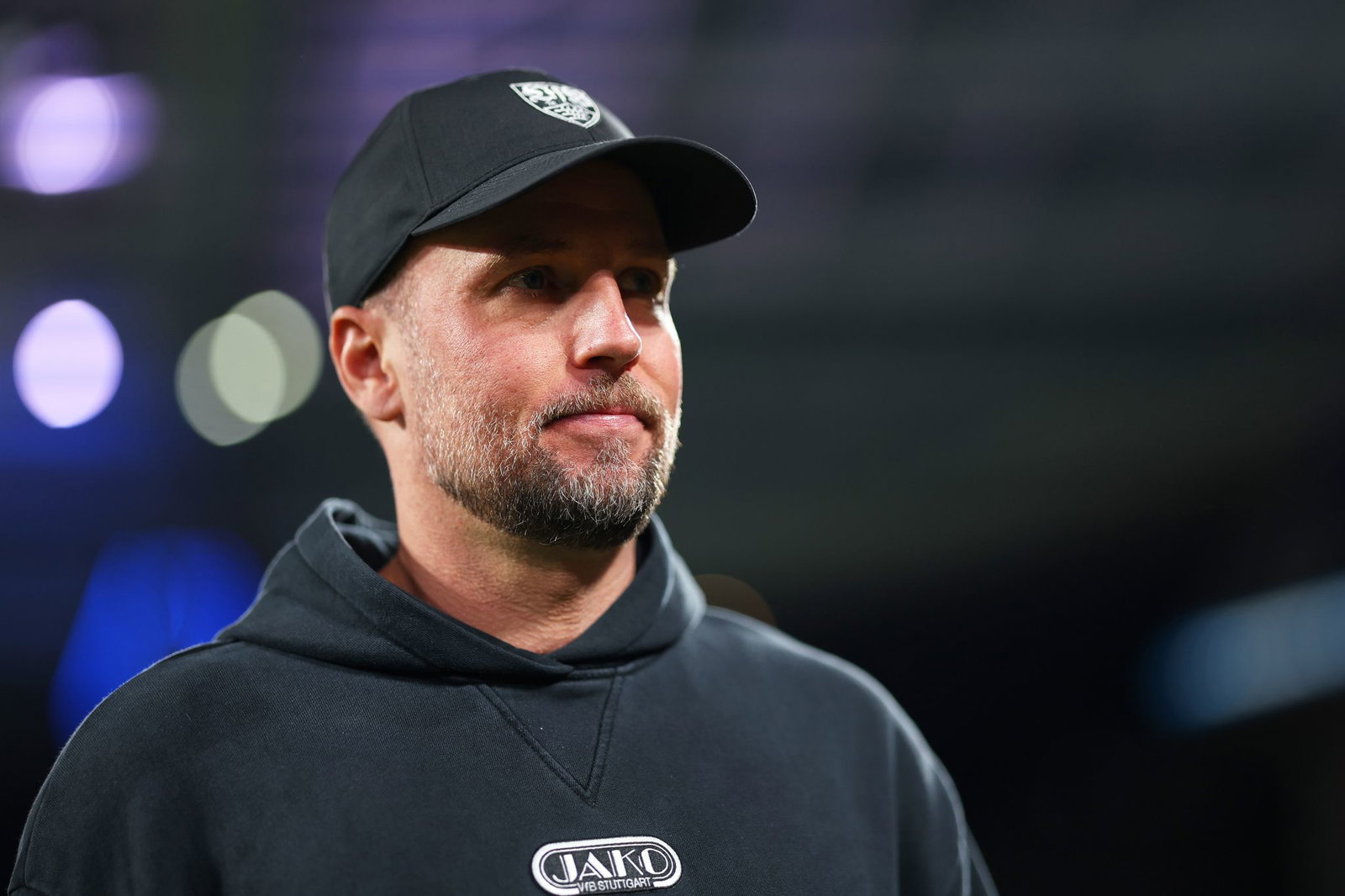 Über VfB-Trainer Sebastian Hoeneß soll einem Medienbericht zufolge bei Real Madrid gesprochen werden.