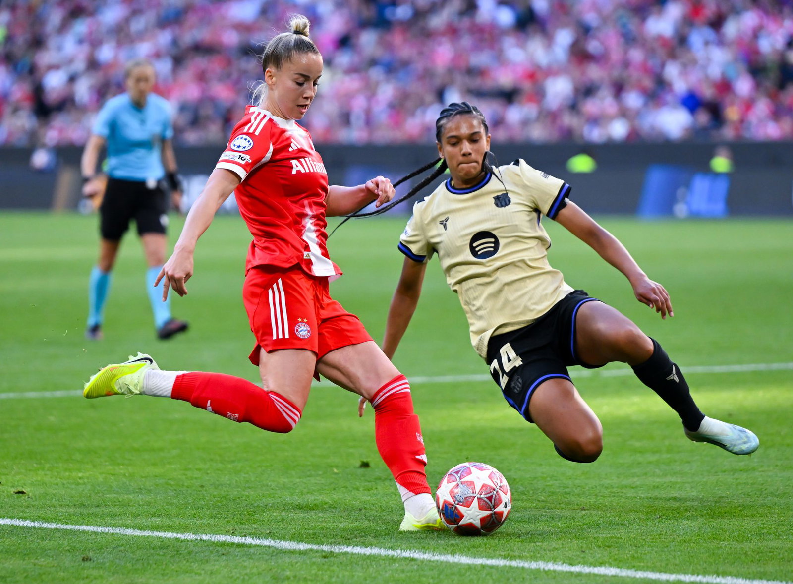 War vor dem 0:1 unaufmerksam: Münchens Giulia Gwinn (l).