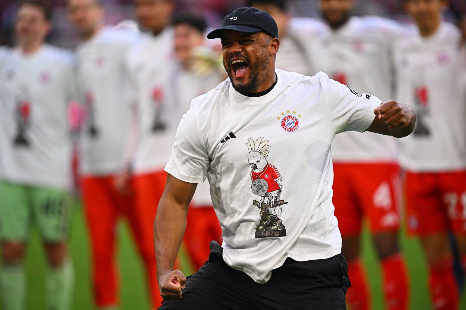 Vincent Kompany geht nach der gewonnenen Meisterschaft aus sich heraus.