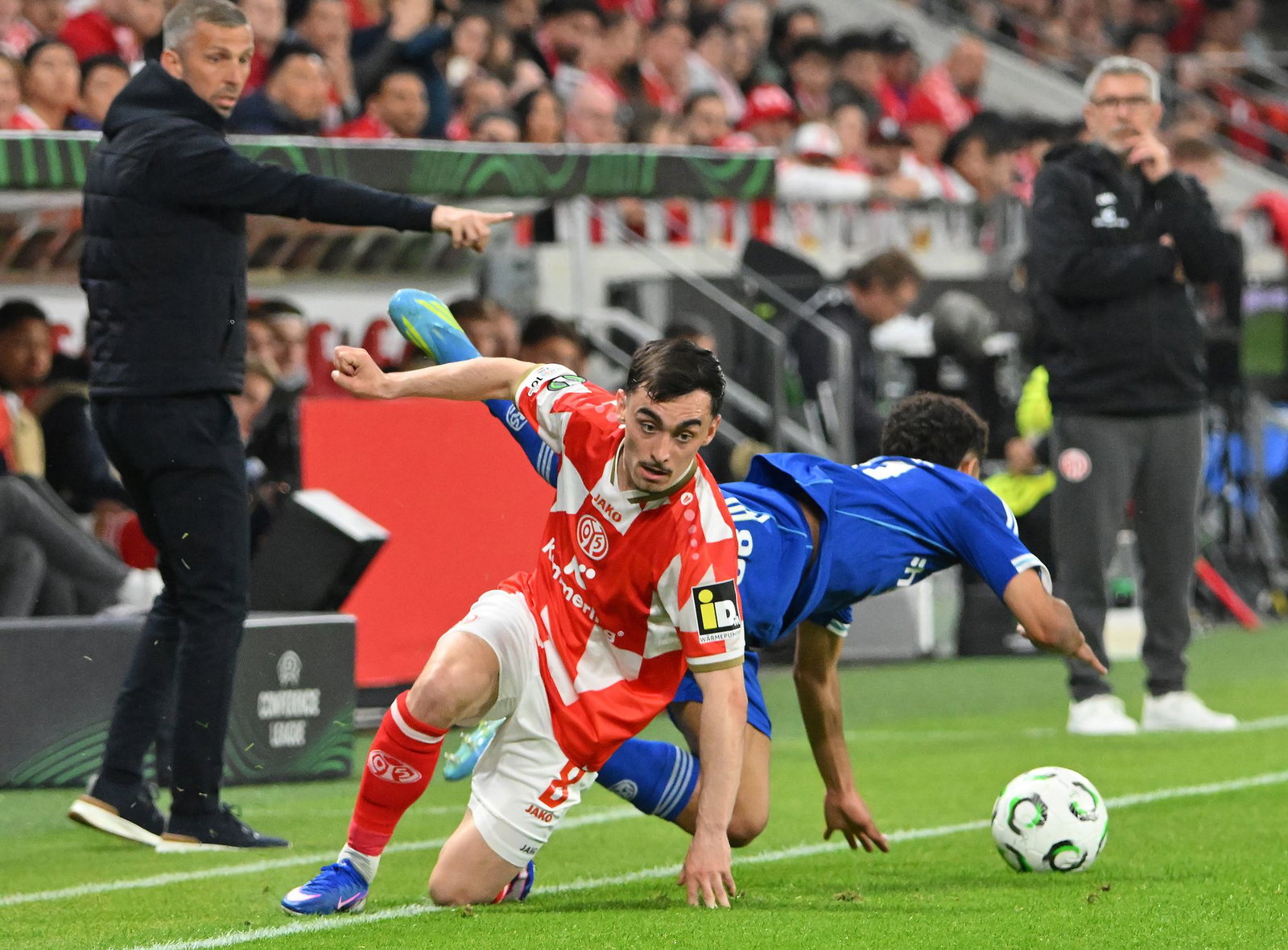Der FSV Mainz 05 um Paul Nebel (l) spielte eine furiose erste Hälfte.