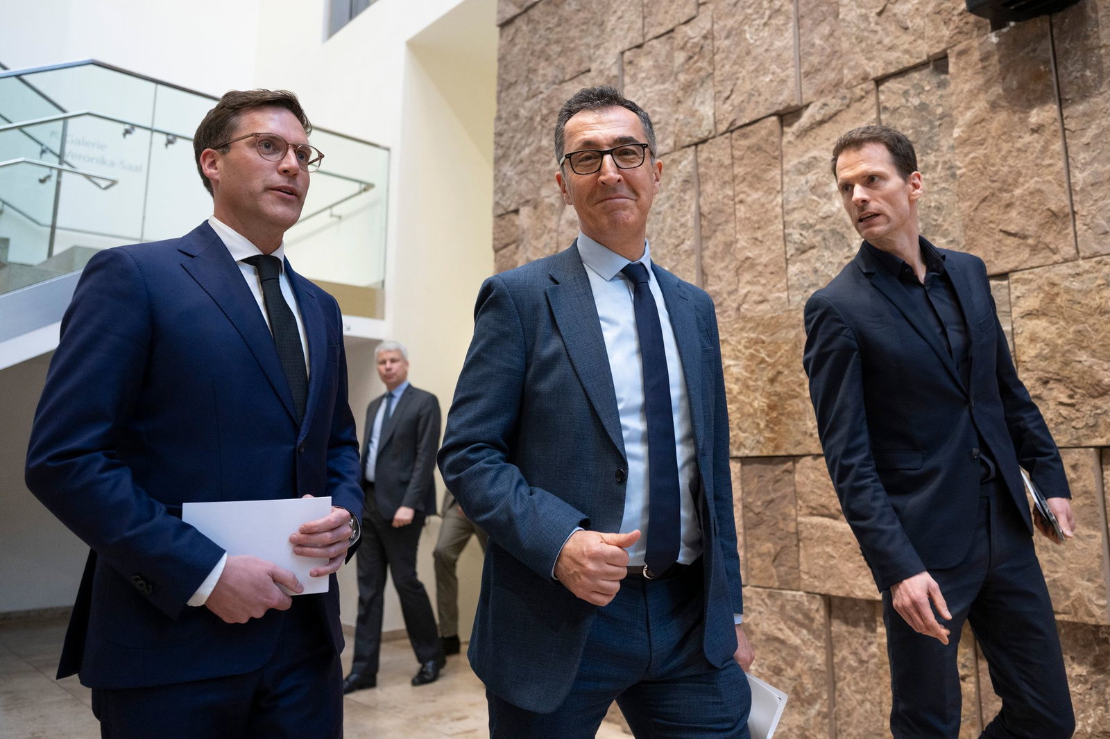 Cem Özdemir (Grüne) und Manuel Hagel (CDU) wollen Koalitionsverhandlungen führen. 