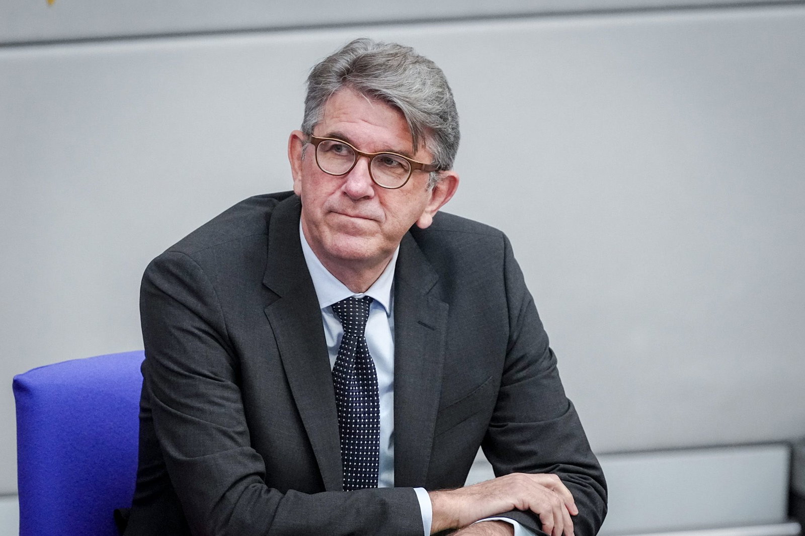 Wolfram Weimer (parteilos), Staatsminister für Kultur und Medien, darf die Betreiber des Berliner Buchladens «Zur schwankenden Weltkugel» nicht als «politische Extremisten» bezeichnen.