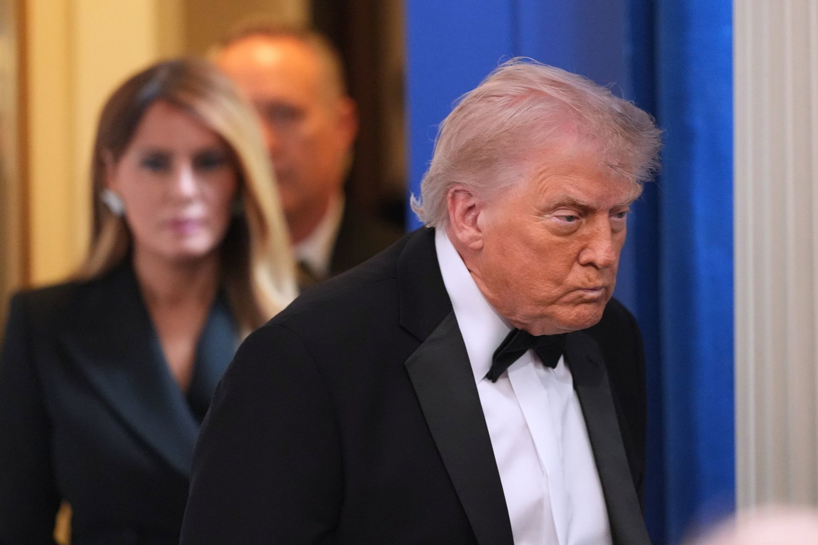 Trump spricht nach den Schüssen zur Presse.