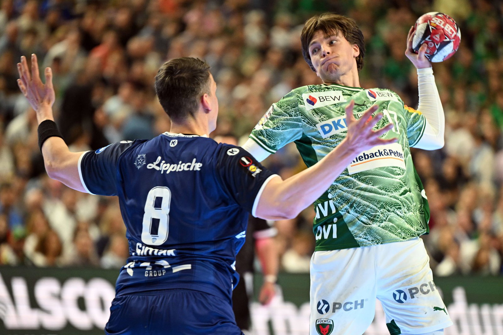 Füchse-Nationalspieler Nils Lichtlein setzt zum Wurf gegen Lemgos Frederik Simak an