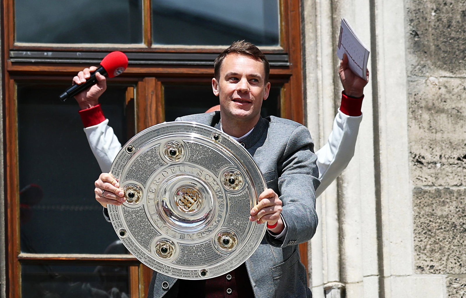 Ein gewohntes Bild: Manuel Neuer mit der Meisterschale auf dem Münchner Rathausbalkon. (Archivbild)