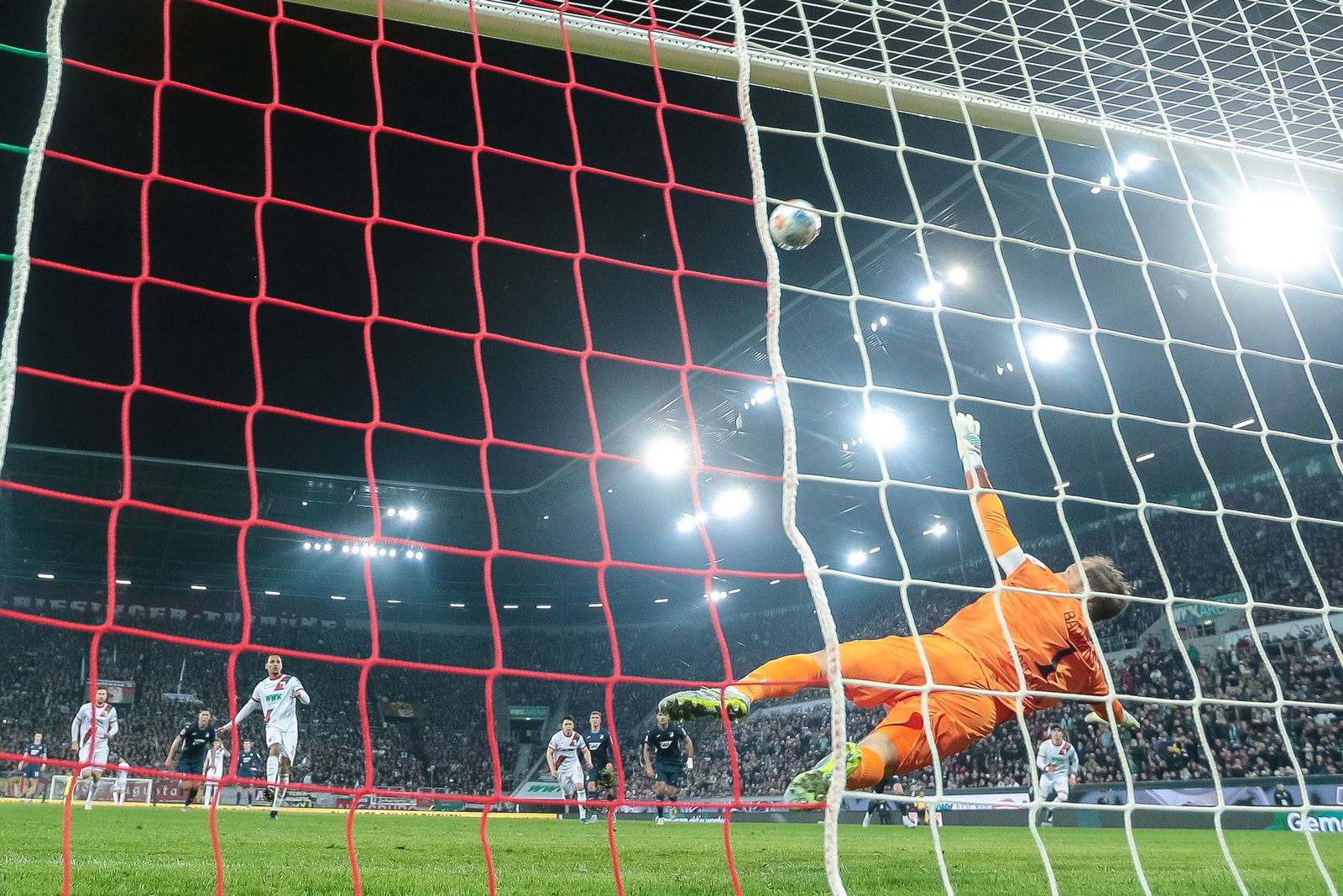 Alexis Claude-Maurice schießt einen Elfmeter über das Tor.