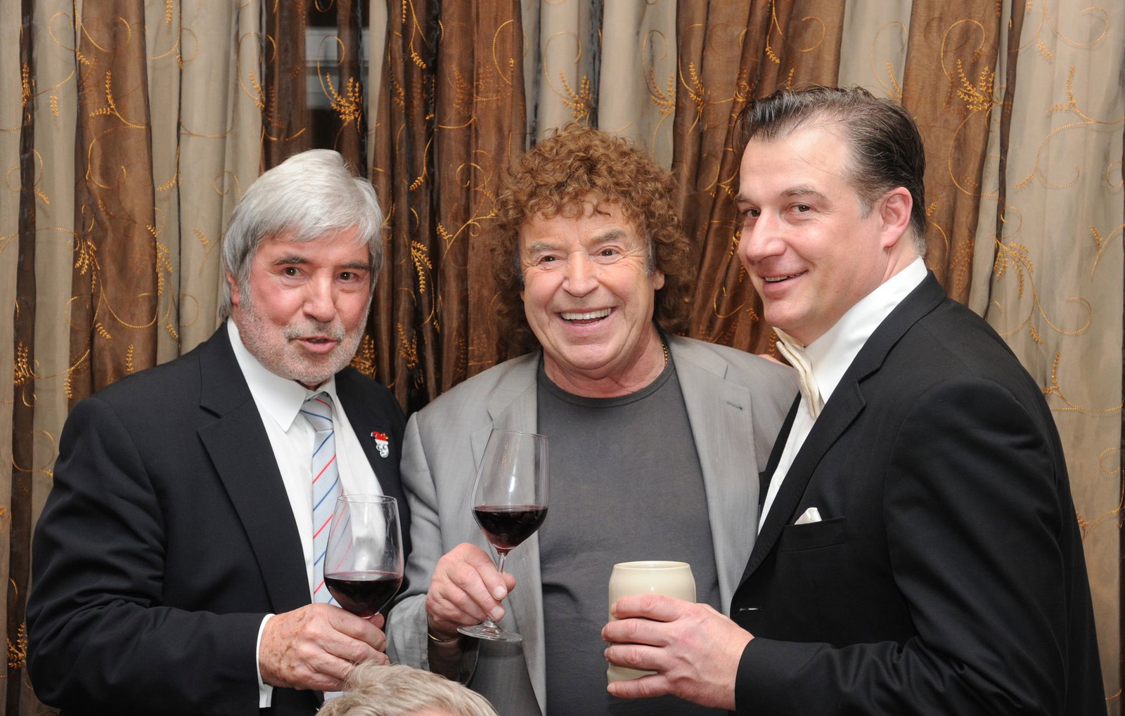 Als Sänger Tony Marshall (m.) seinen 75. Geburtstag feierte, war neben seinem Sohn Marc (r.) auch sein Manager Herbert Nold mit von der Partie. (Archivbild)