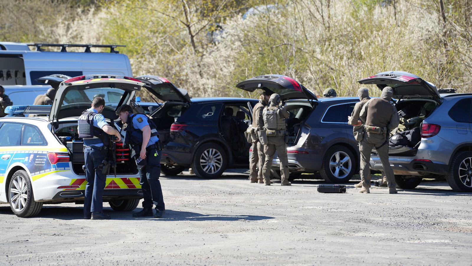 Eine Polizistin wurde bei der Schussabgabe leicht verletzt.