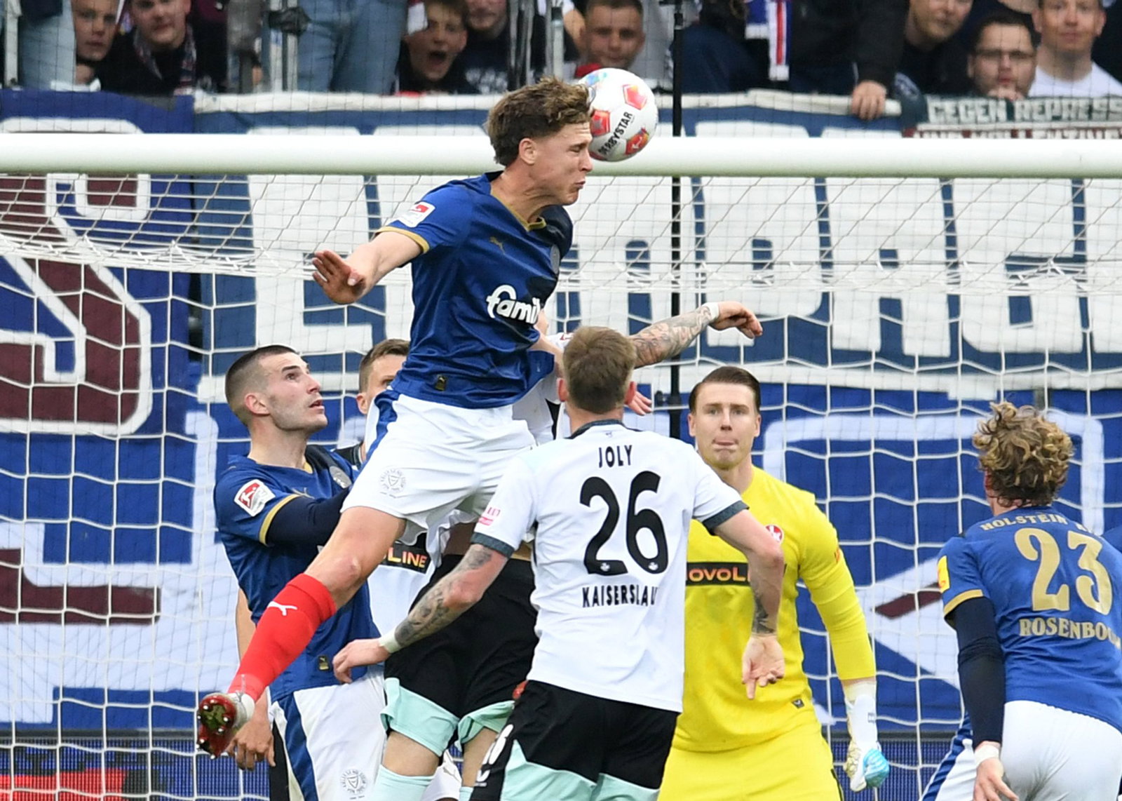 Kiels Mittelstürmer Phil Harres beim Kopfball.