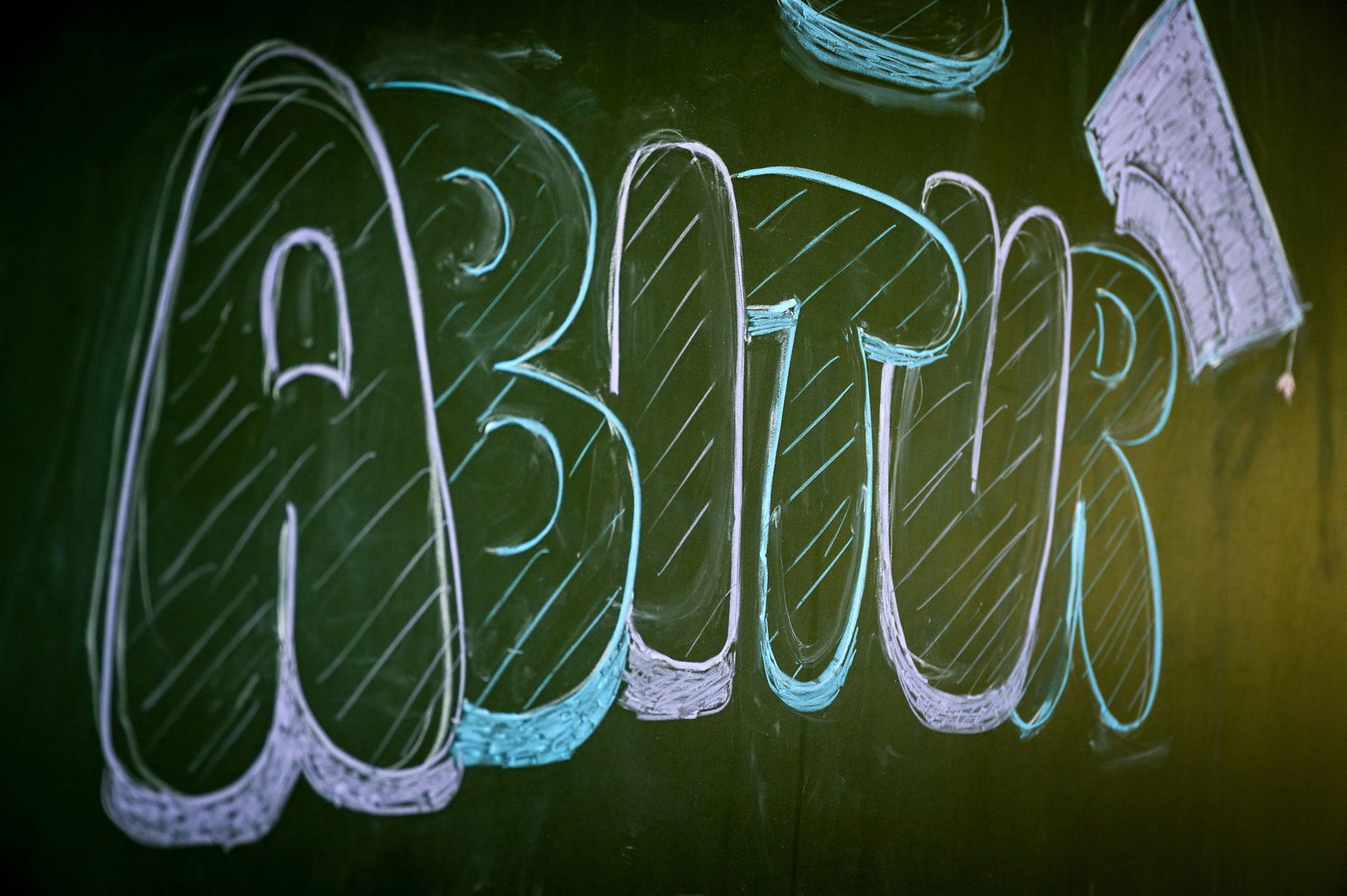 Das schriftliche Abi startet im Saarland. (Symbolbild)