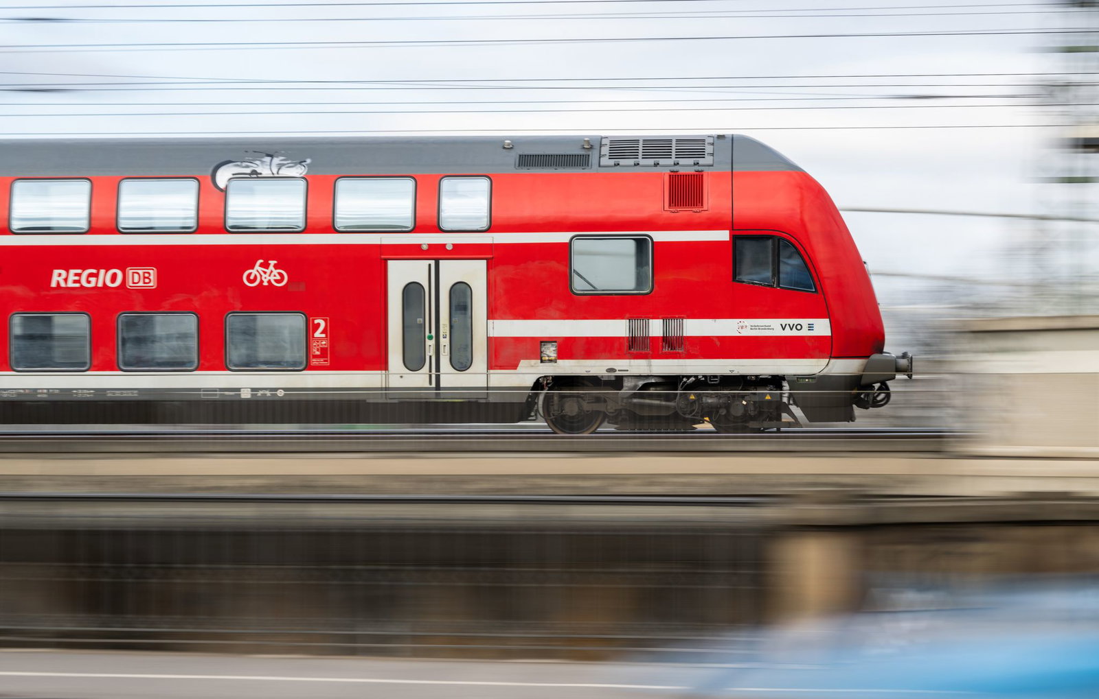 Nach dem tödlichen Angriff auf einen Zugbegleiter sollen Doppelbesetzungen für mehr Sicherheit im Zug sorgen. (Symbolbild)