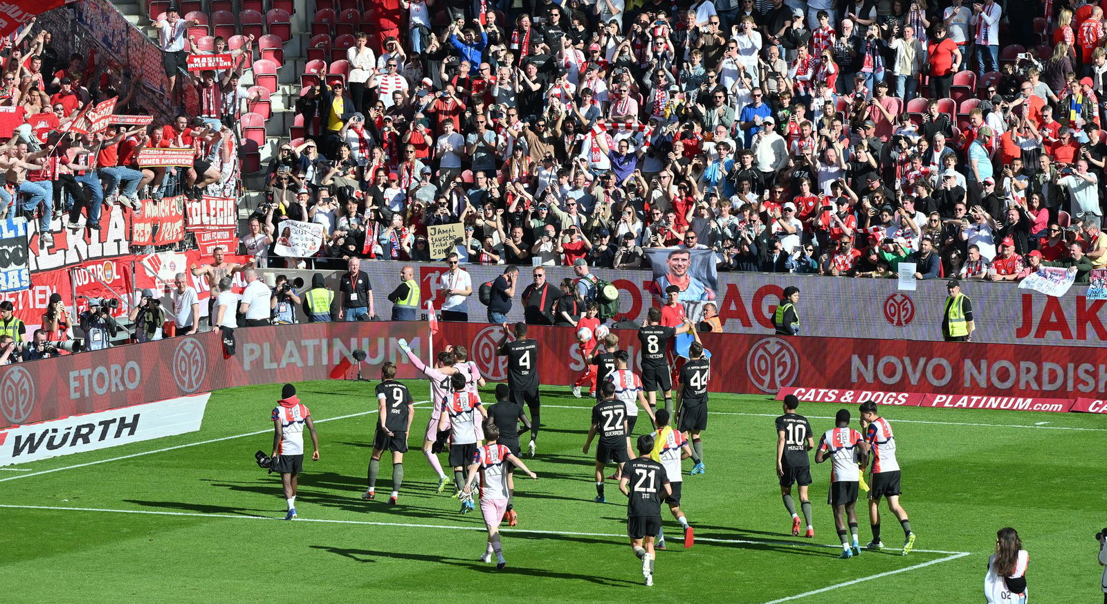 Bejubelten mit den Fans eine spektakuläre Aufholjagd: Die Profis des FC Bayern München.